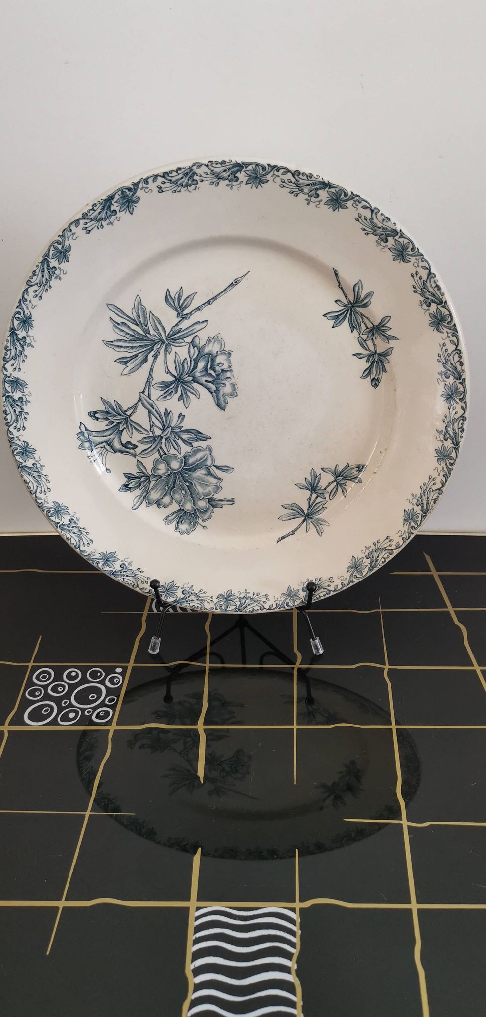 Plat rond en céramique de Sarreguemines modèle Flore
