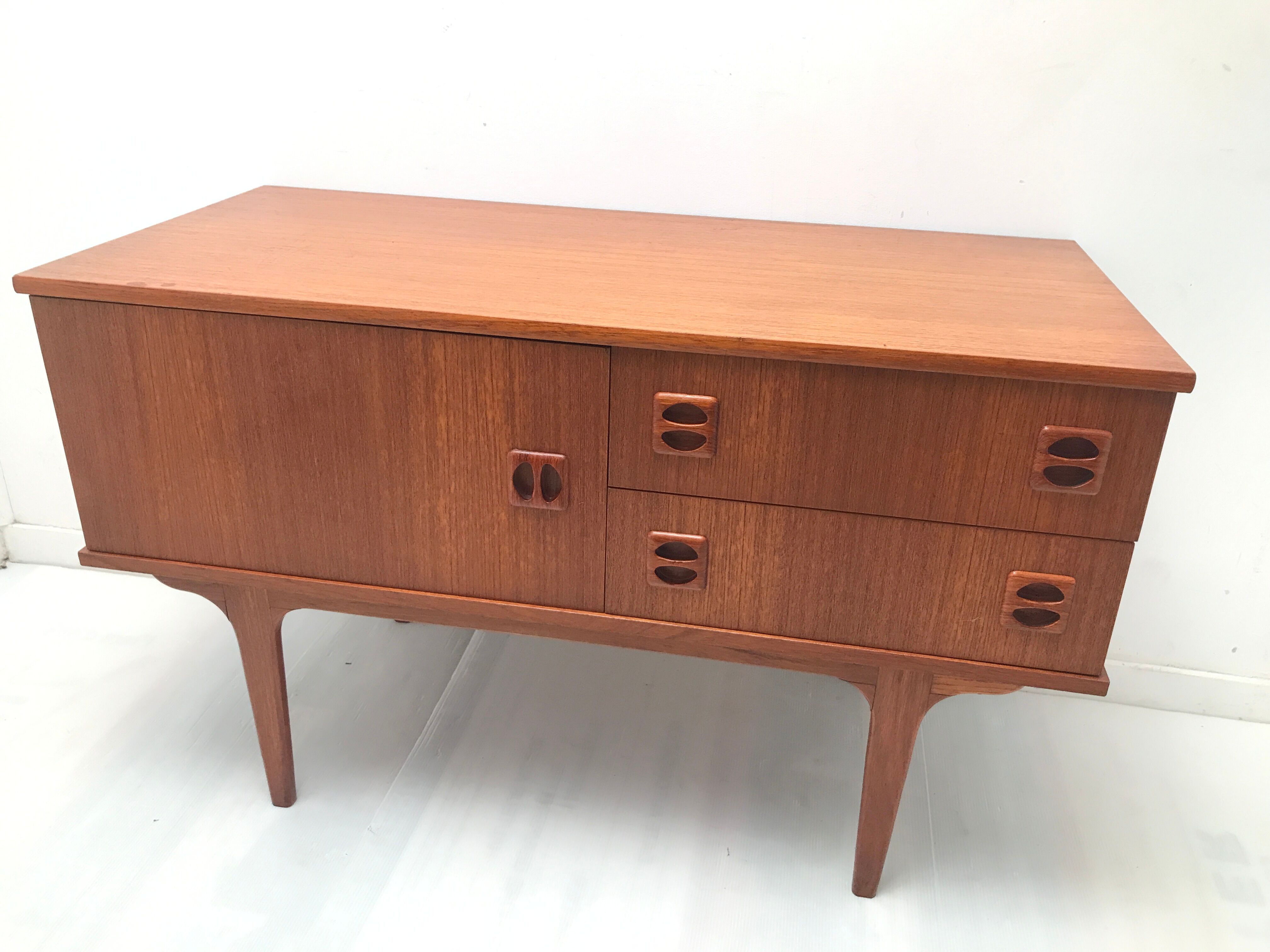 Scandinavian 60s row with spindle feet