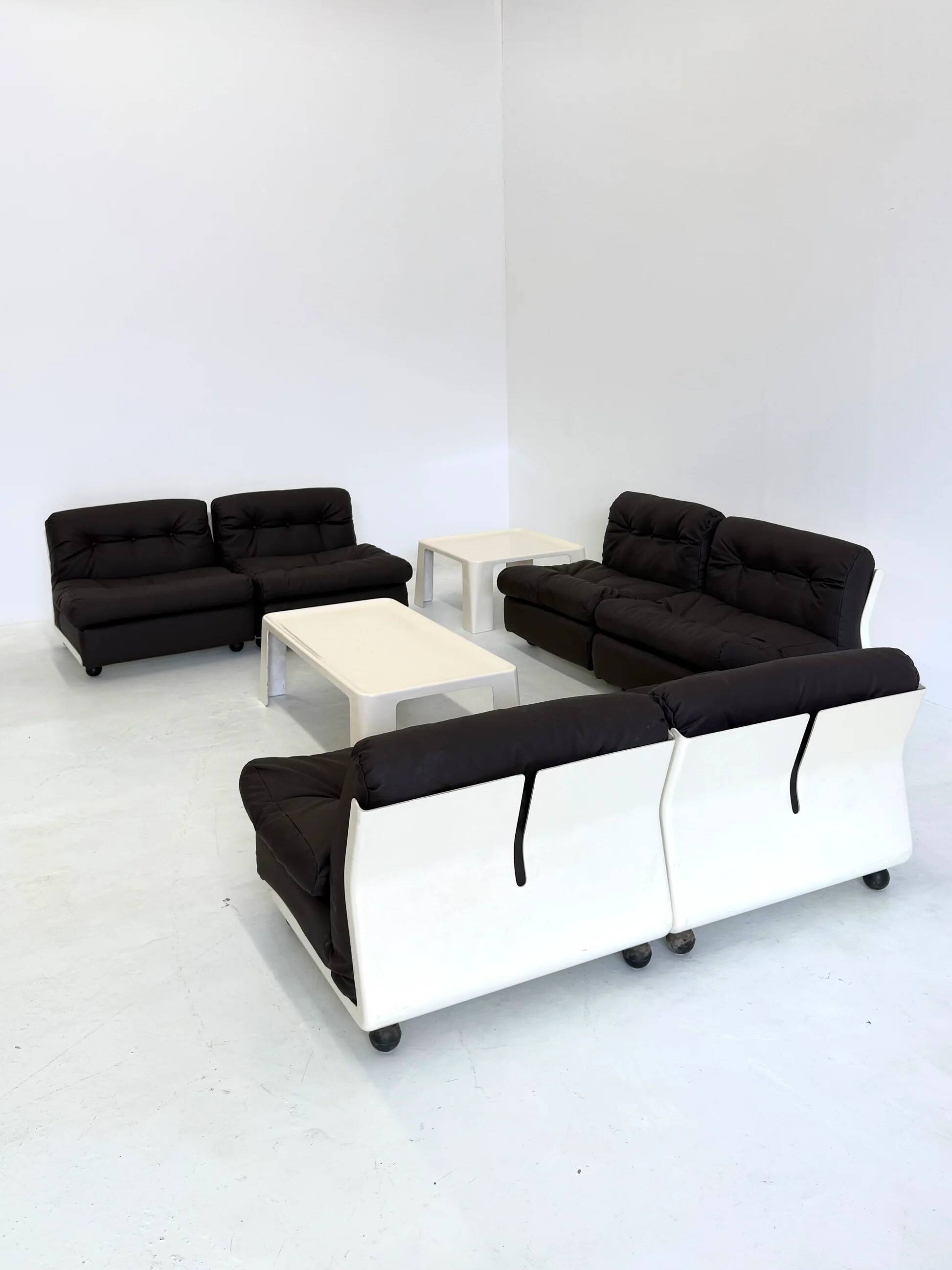 Amanta rectangular coffee table by Mario Bellini for C&B Italia in white