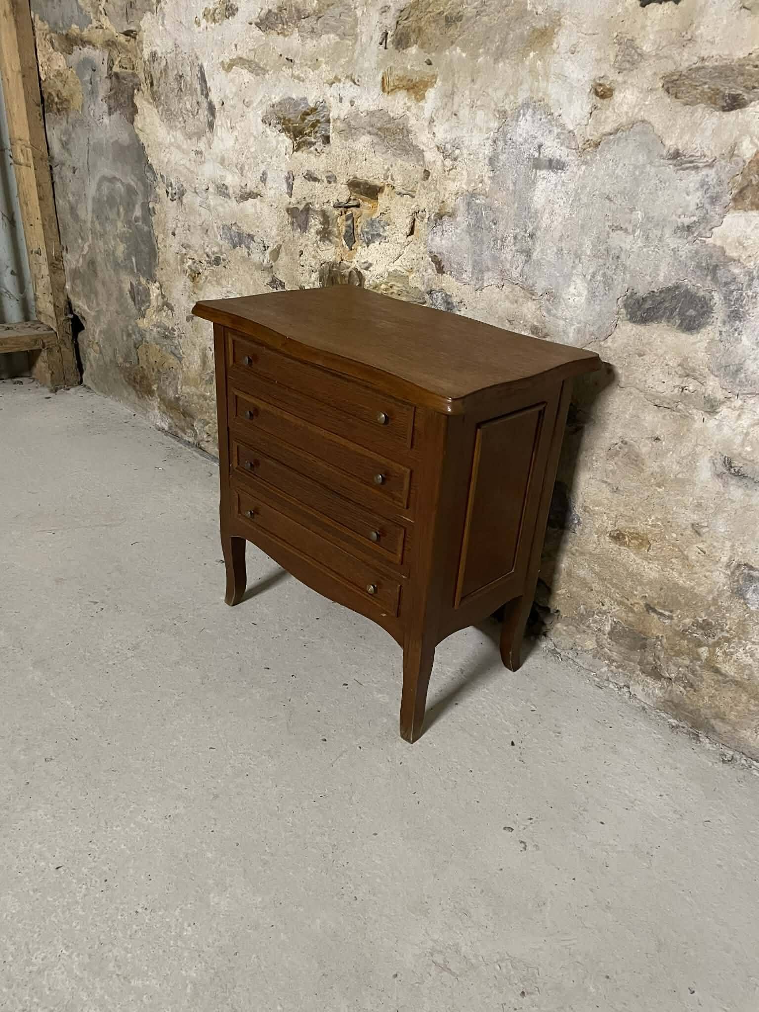 Small vintage sewing chest in oak veneer.
