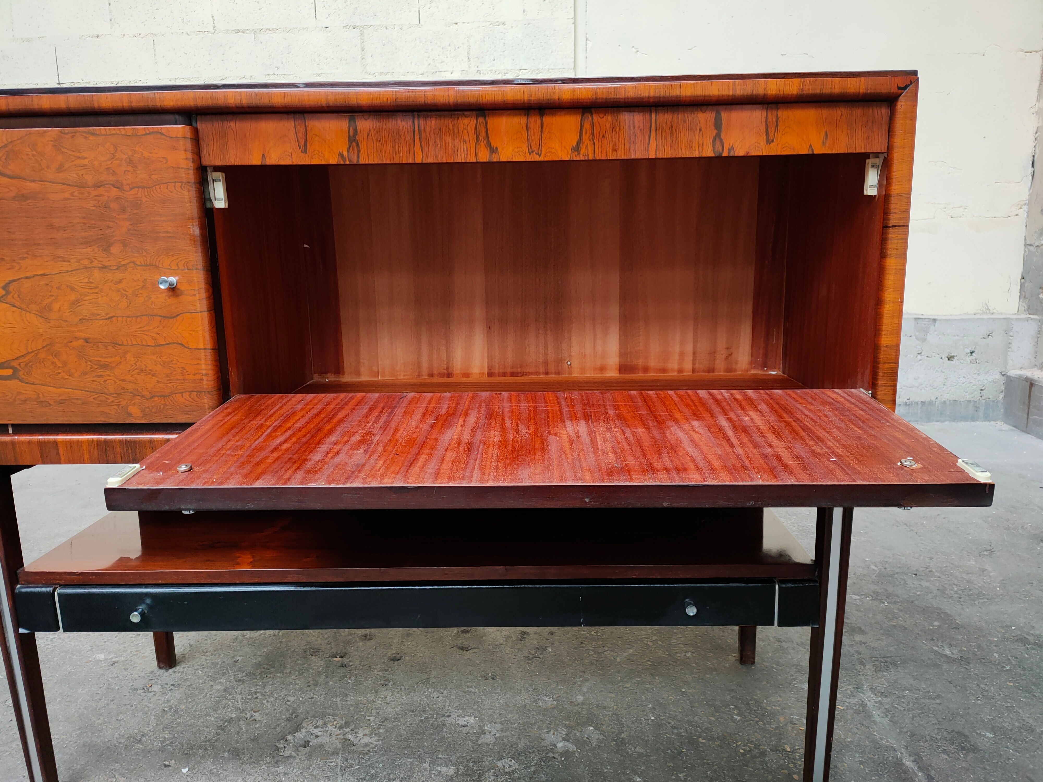 Rosewood-seeded string buffet