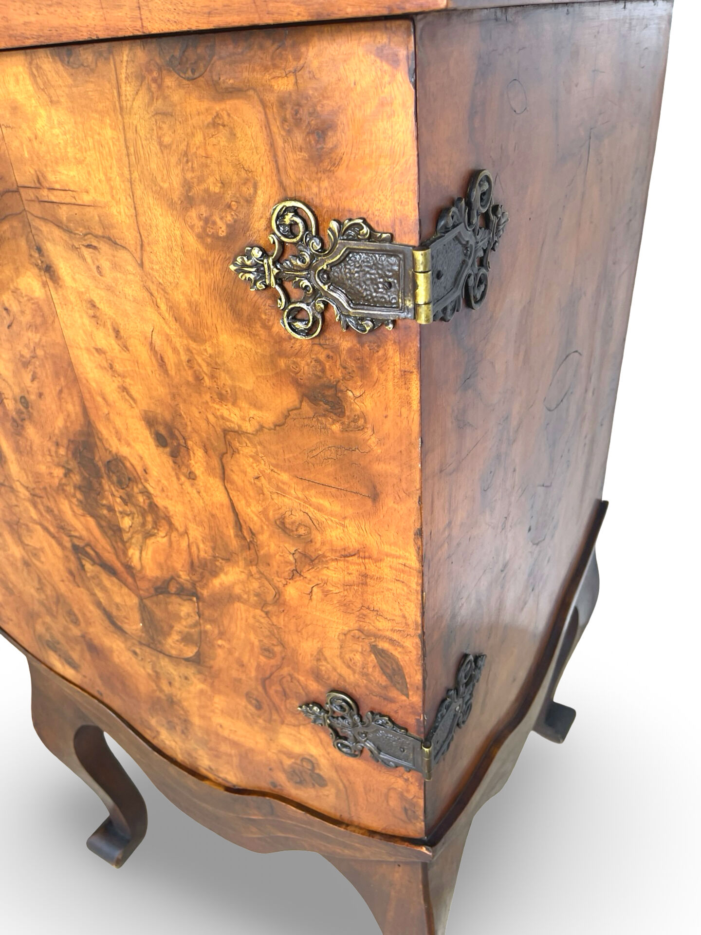 Walnut buffet, antique Italian, 1930s.