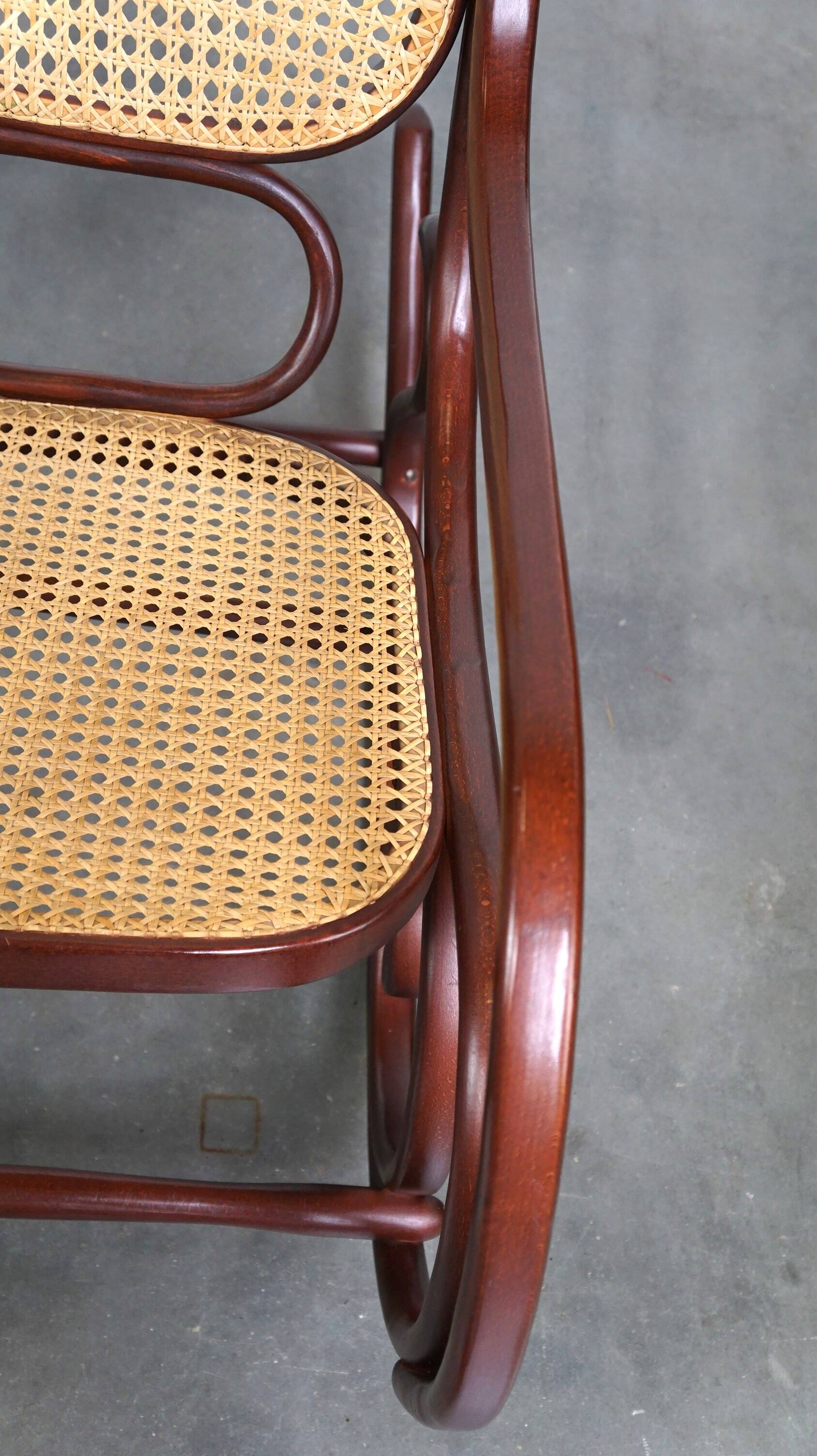 Superbe fauteuil à bascule vintage en bois courbé