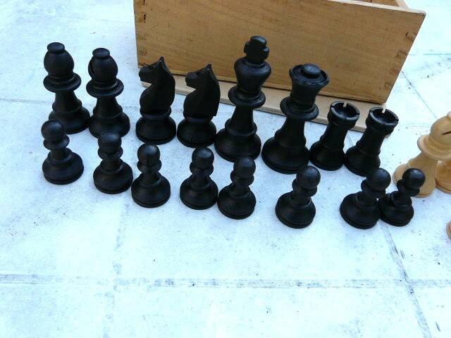 Vintage Staunton chess set in solid boxwood – Size 2 in its box.