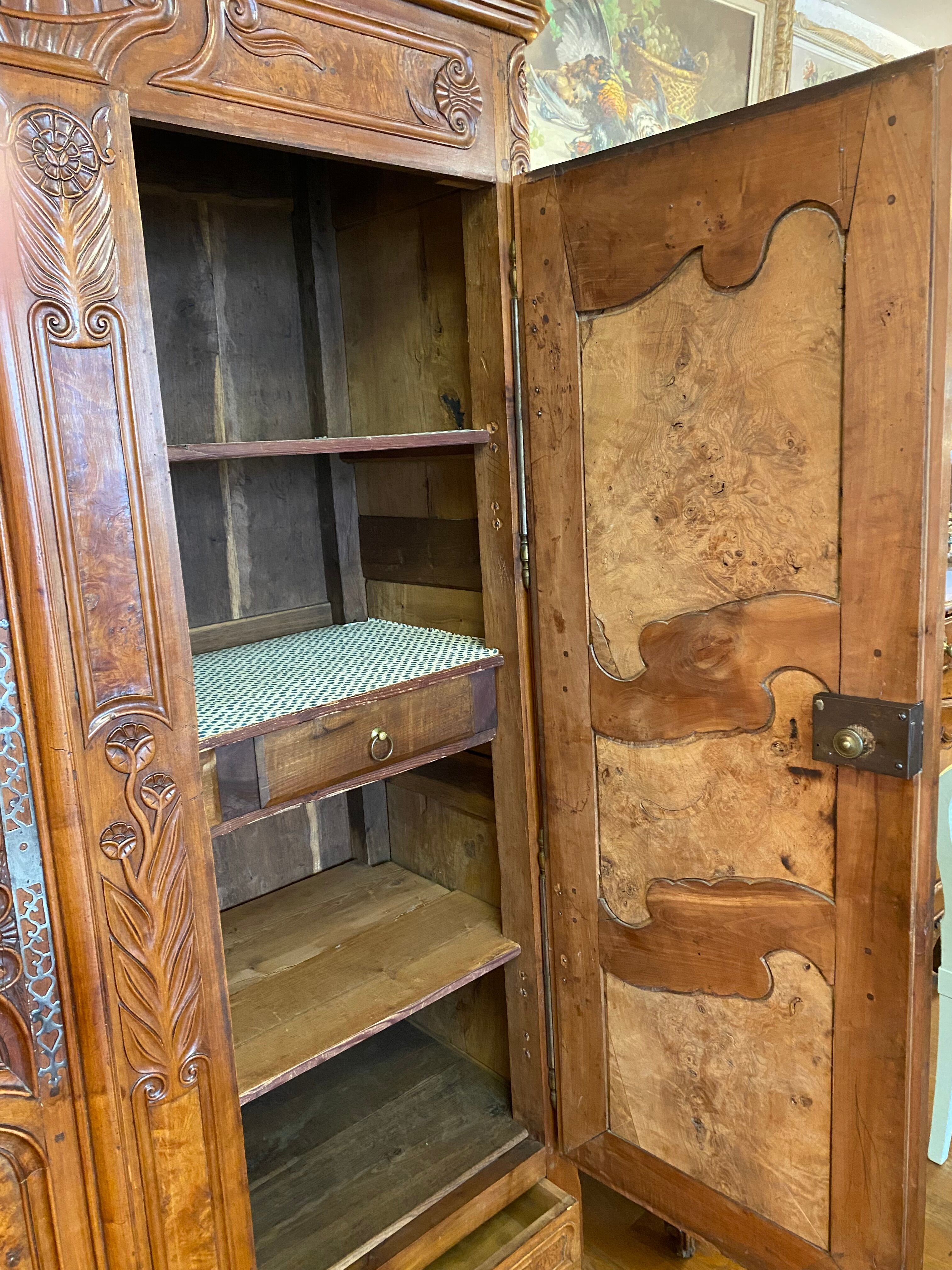 Bressane cabinet dated 1863, in walnut, ash and ash magnifying glass