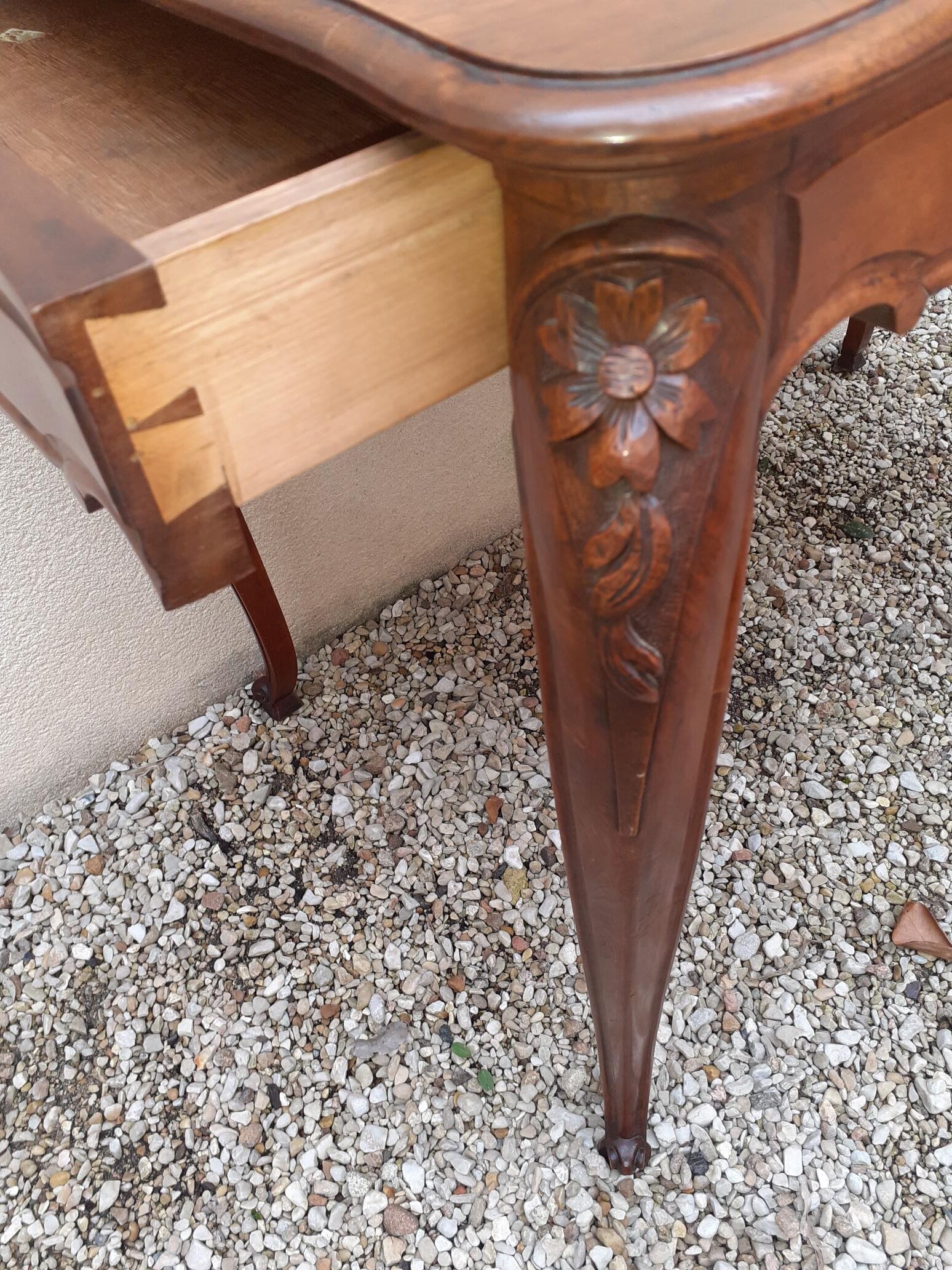 Flat desk, one-drawer table, nineteenth century carved walnut top in Louis XV style