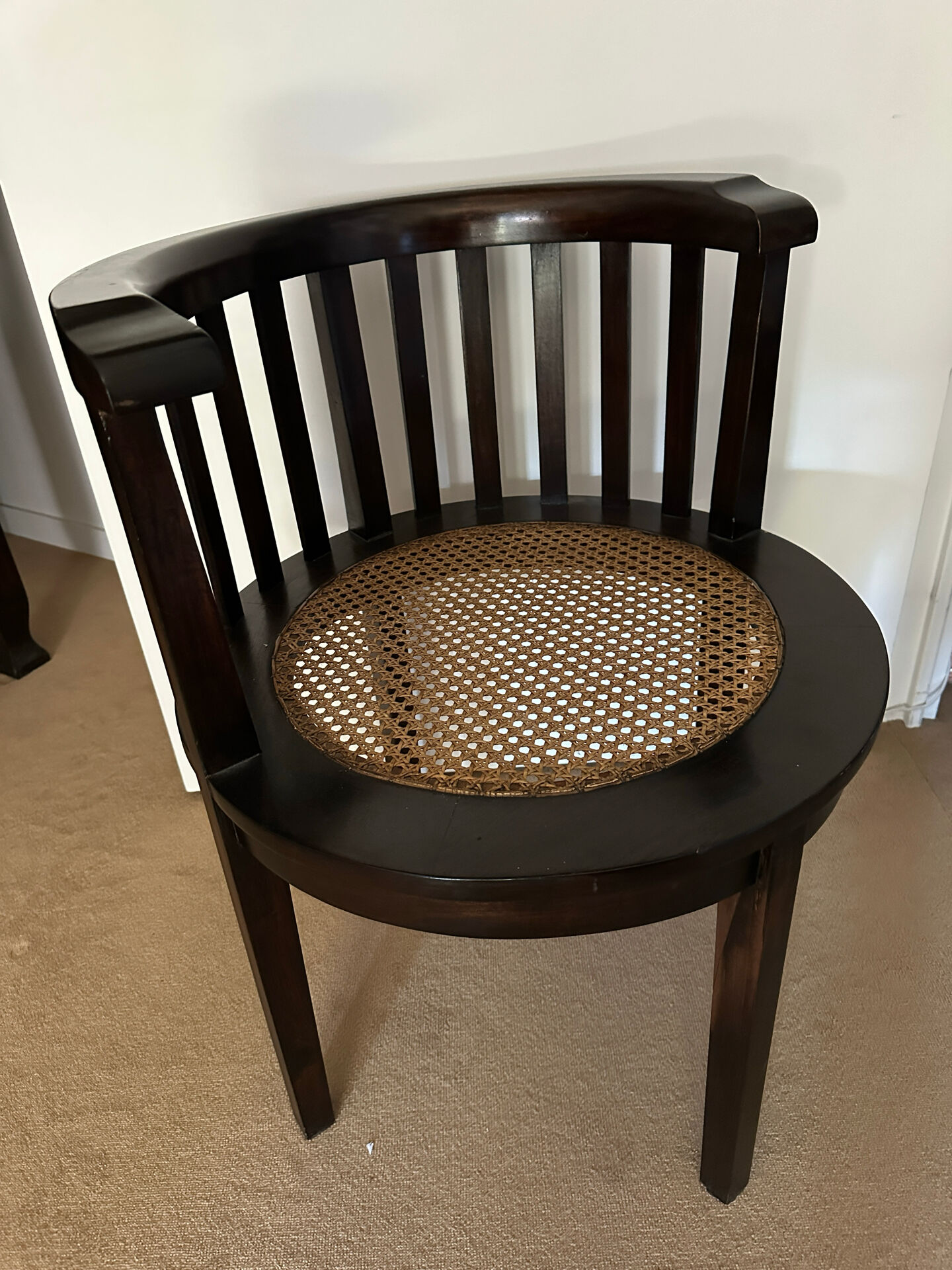 Wenge wood dining table and its 4 chairs.
