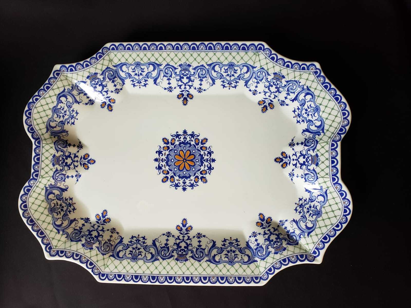 Soupière en porcelaine avec son plateau