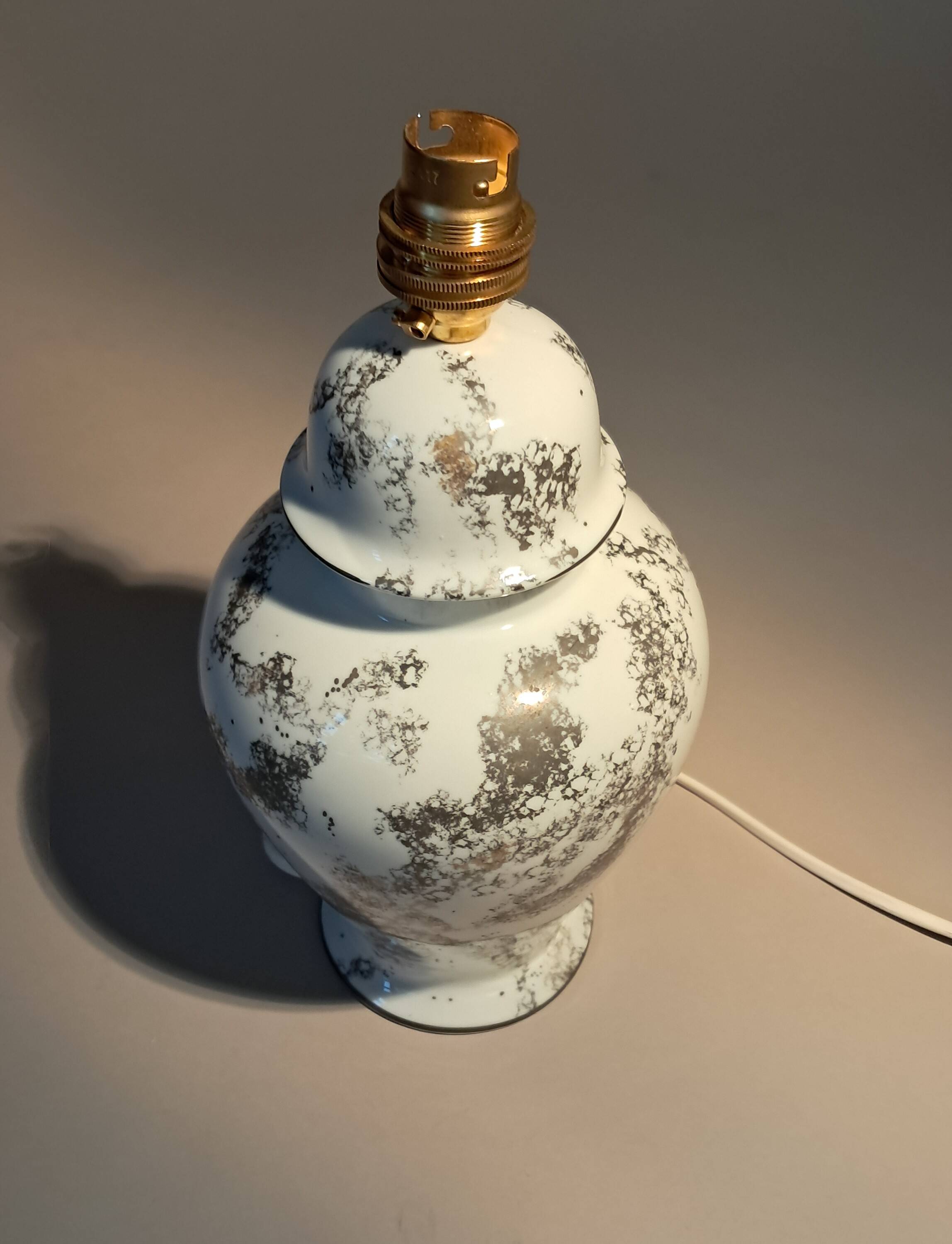 Fine porcelain lamp, hand-painted decoration. Laure Selignac, Paris.