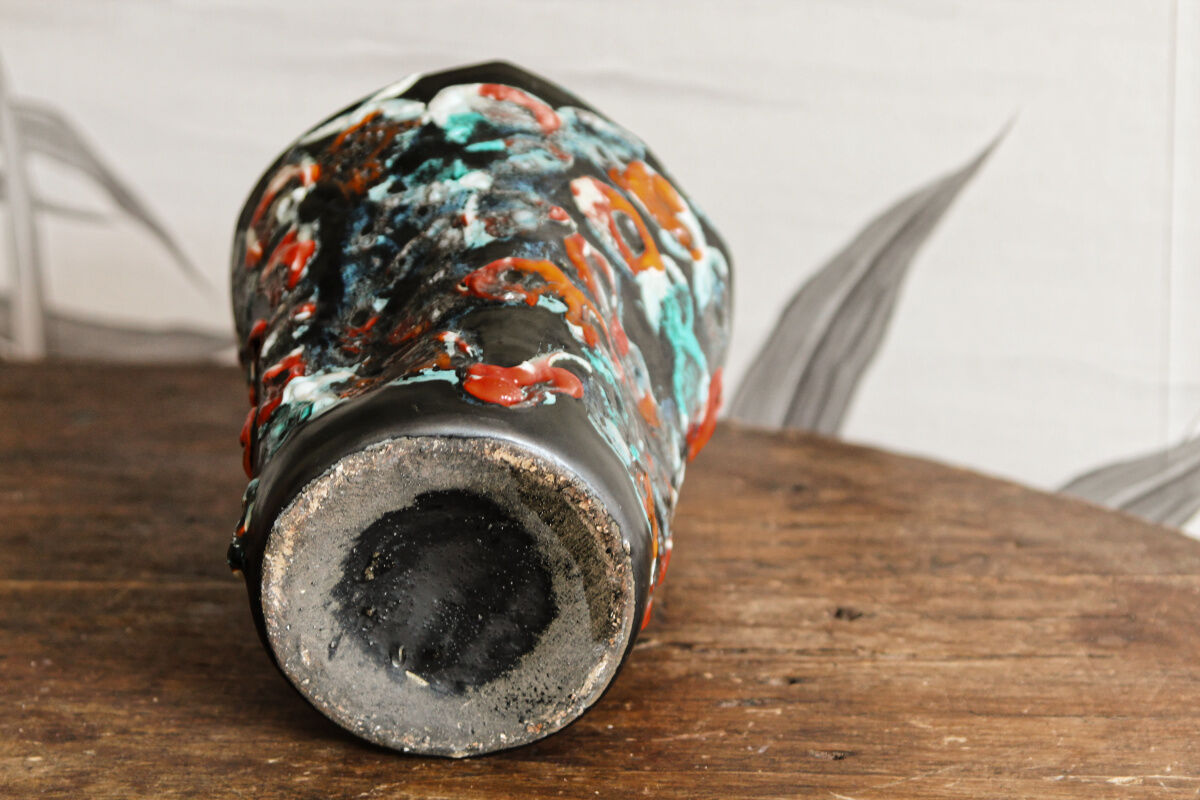 Earthenware vase, rock garden of the ocean