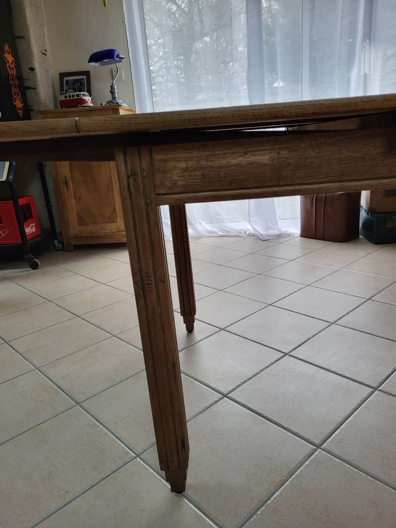 Extendable oak table
