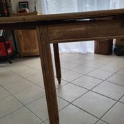 Extendable oak table