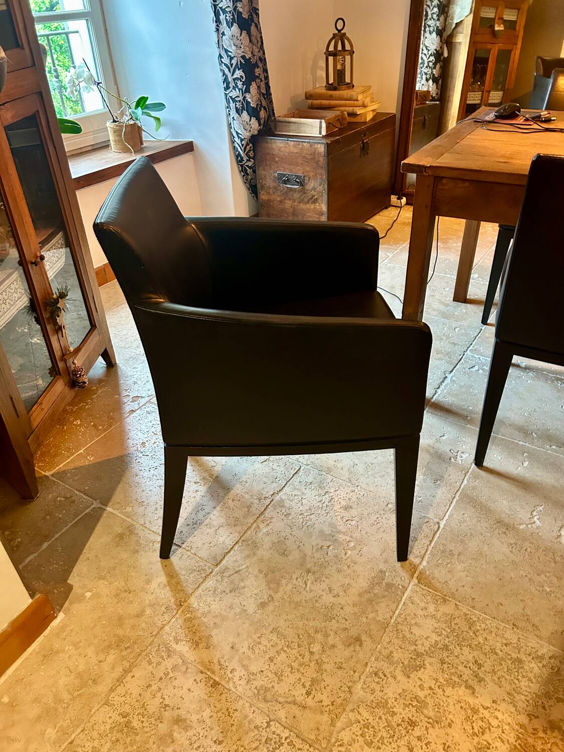 2 fauteuils en cuir noir Potocco, Italie