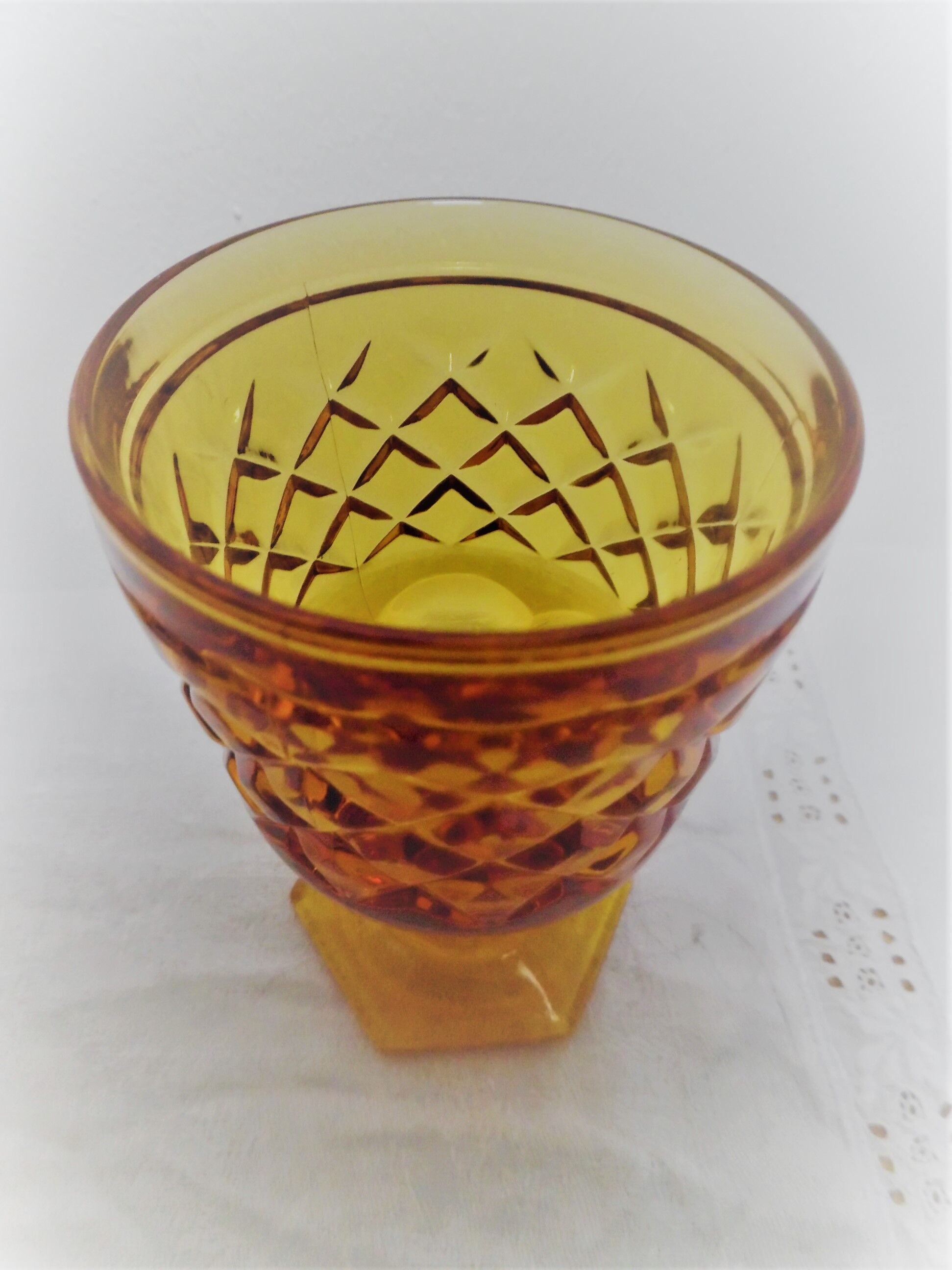 6 amber-footed glasses