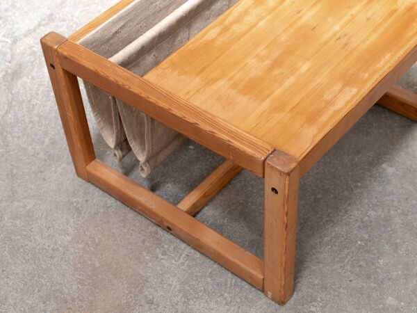 Table basse en pin Habitat avec range livre en toile de jute intégré