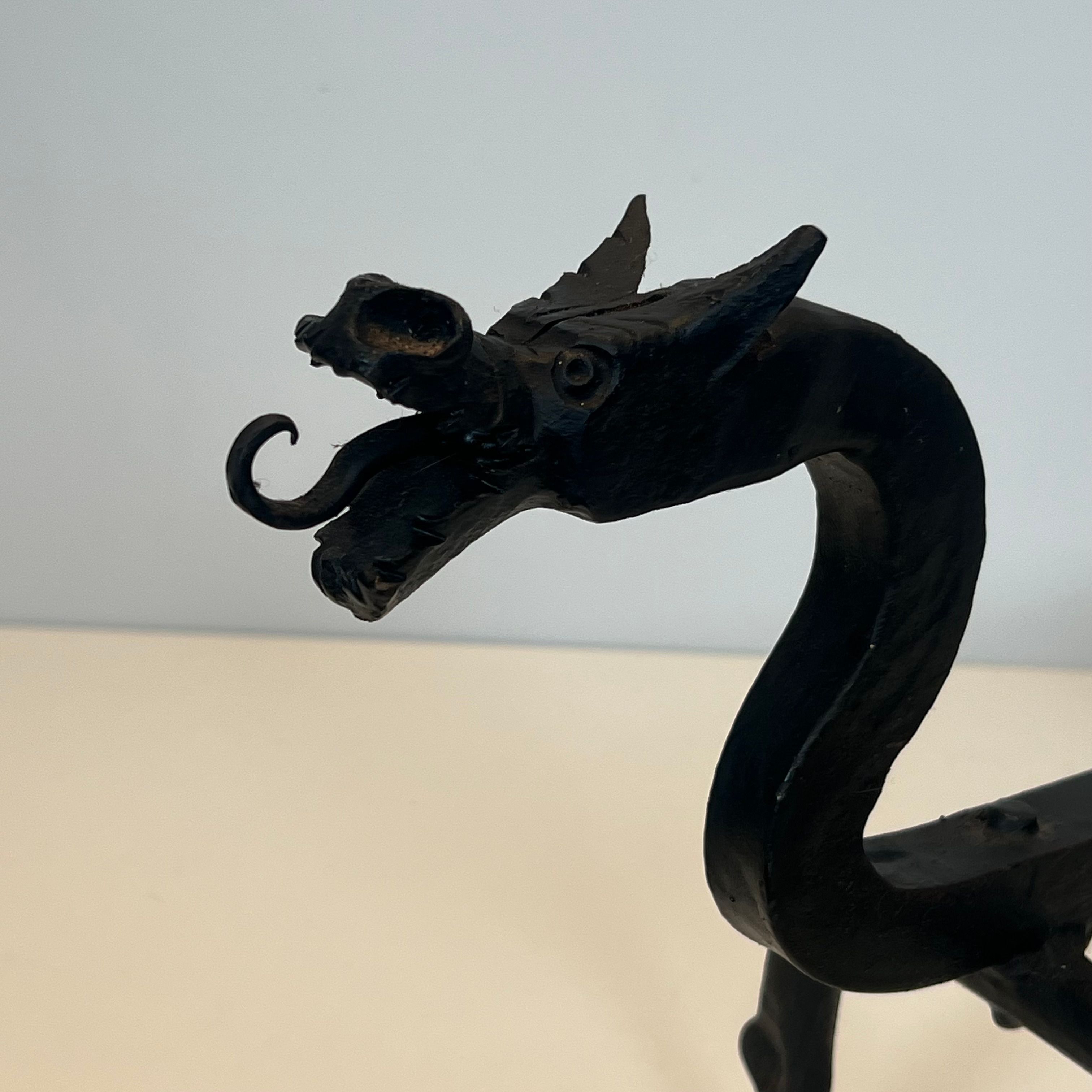Paire de chenets aux dragons en fer forgé