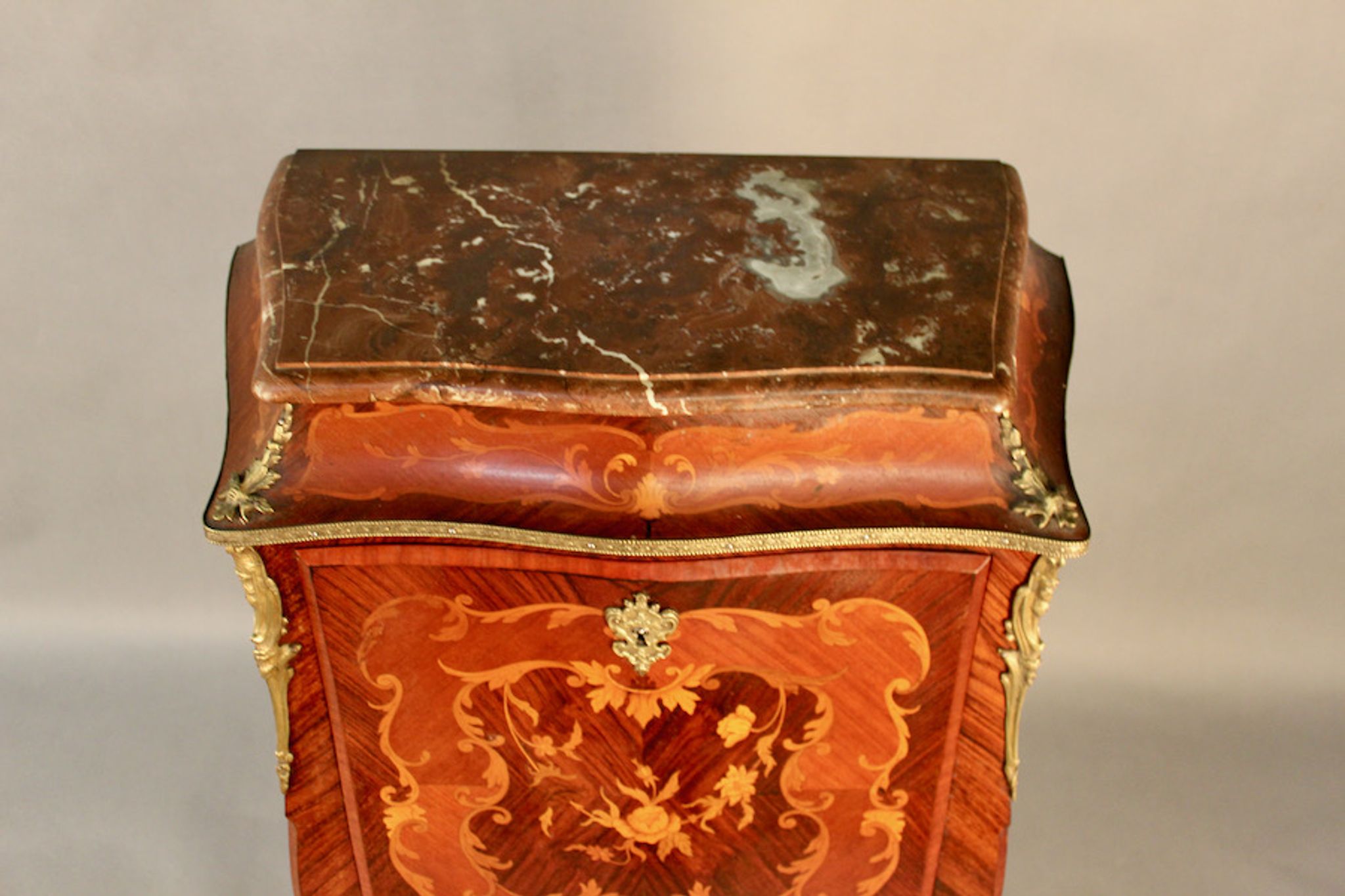 Secrétaire de dame marqueté galbé de style Louis XV