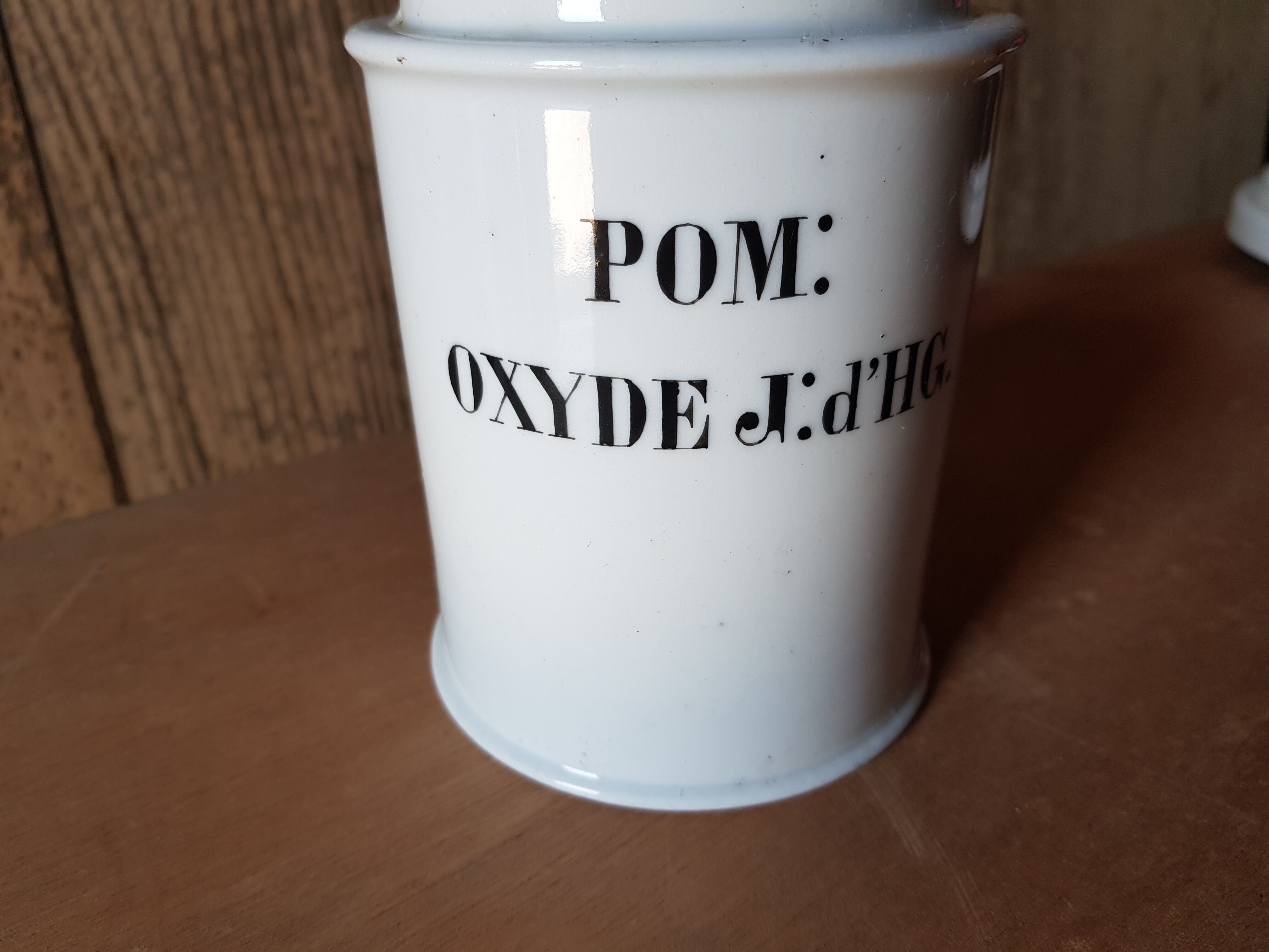 Pot à pharmacie