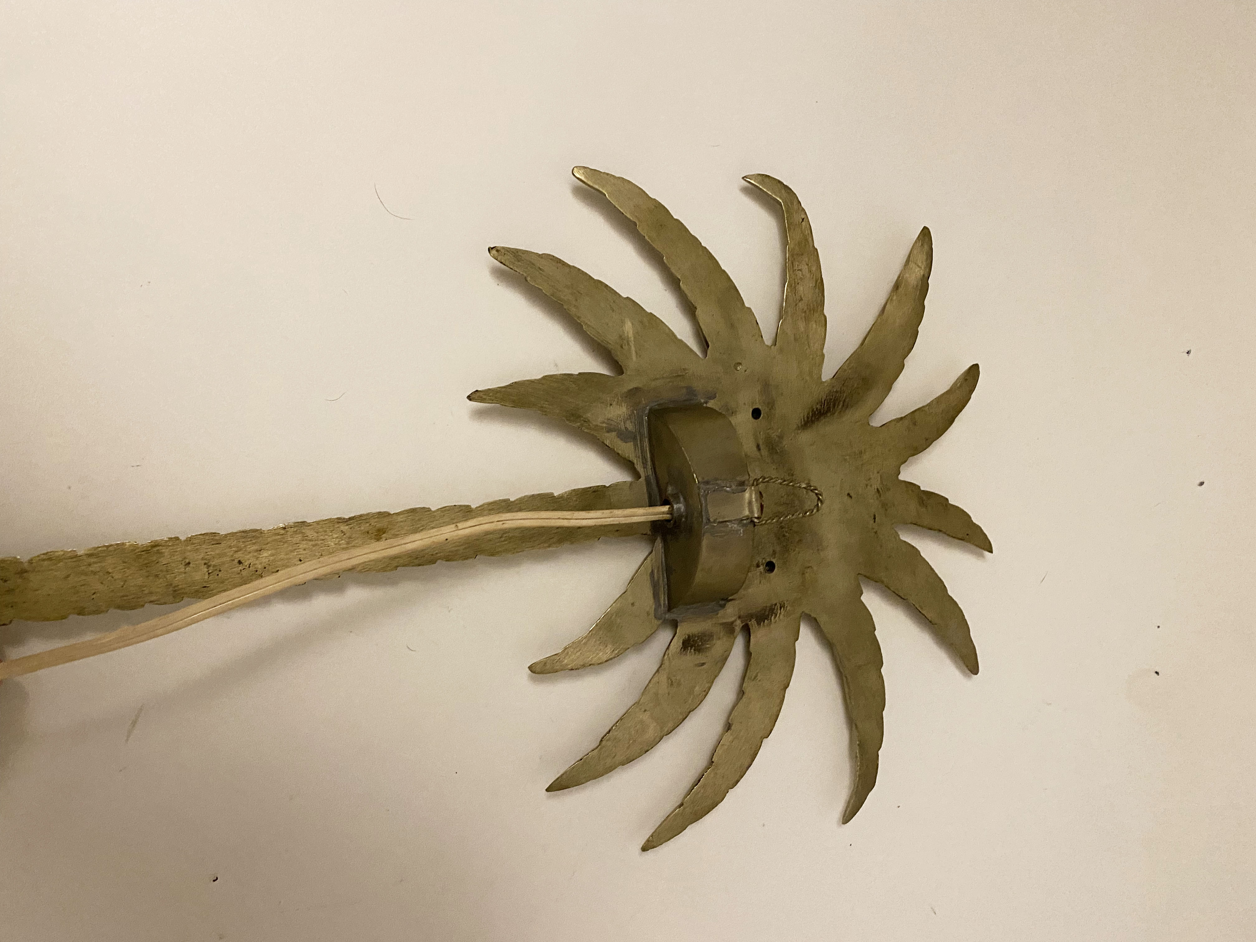 Hollywood Regency wall lamp in palm shape, in gold alloy brass type, from the 60s 70s.