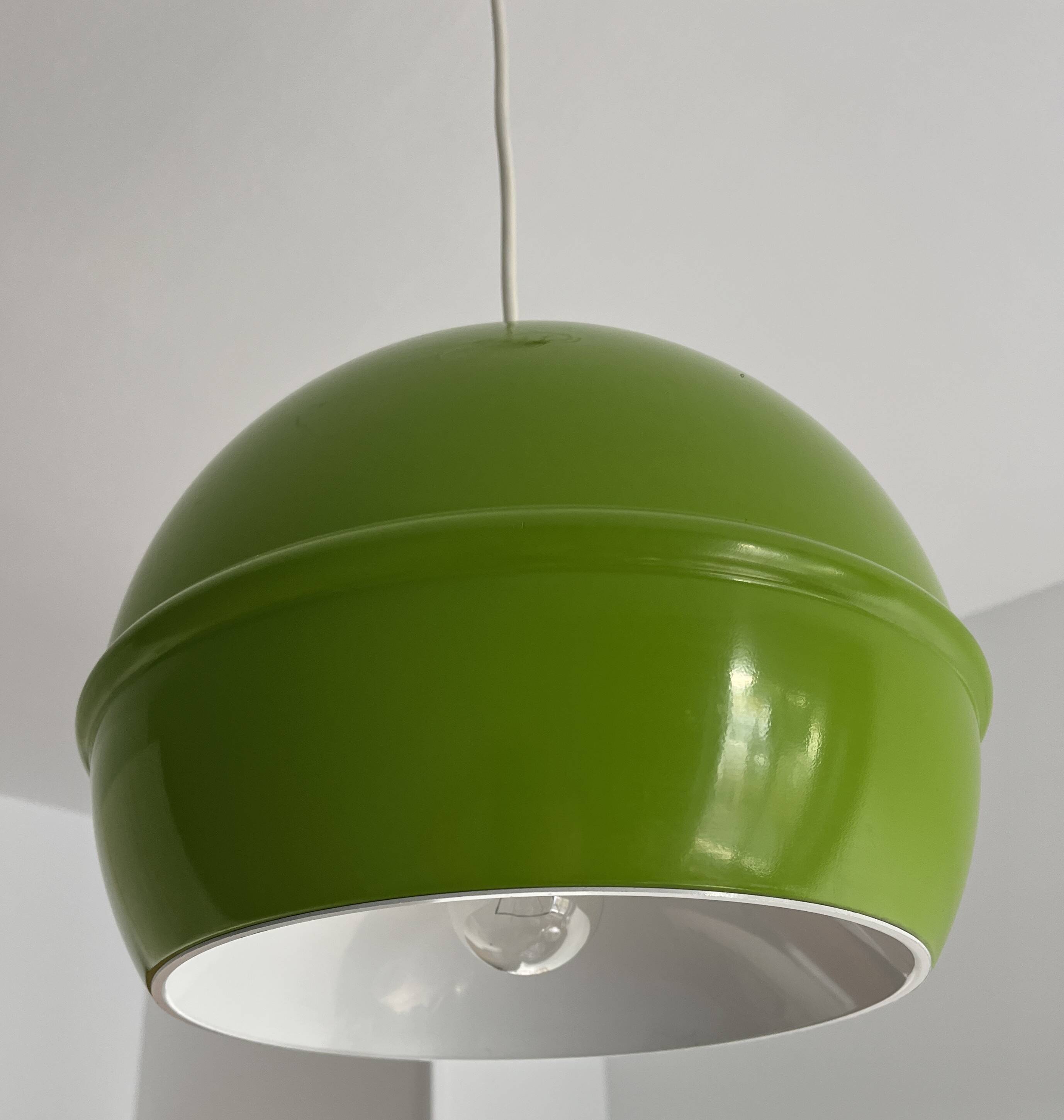 Vintage green apple suspension (1970)