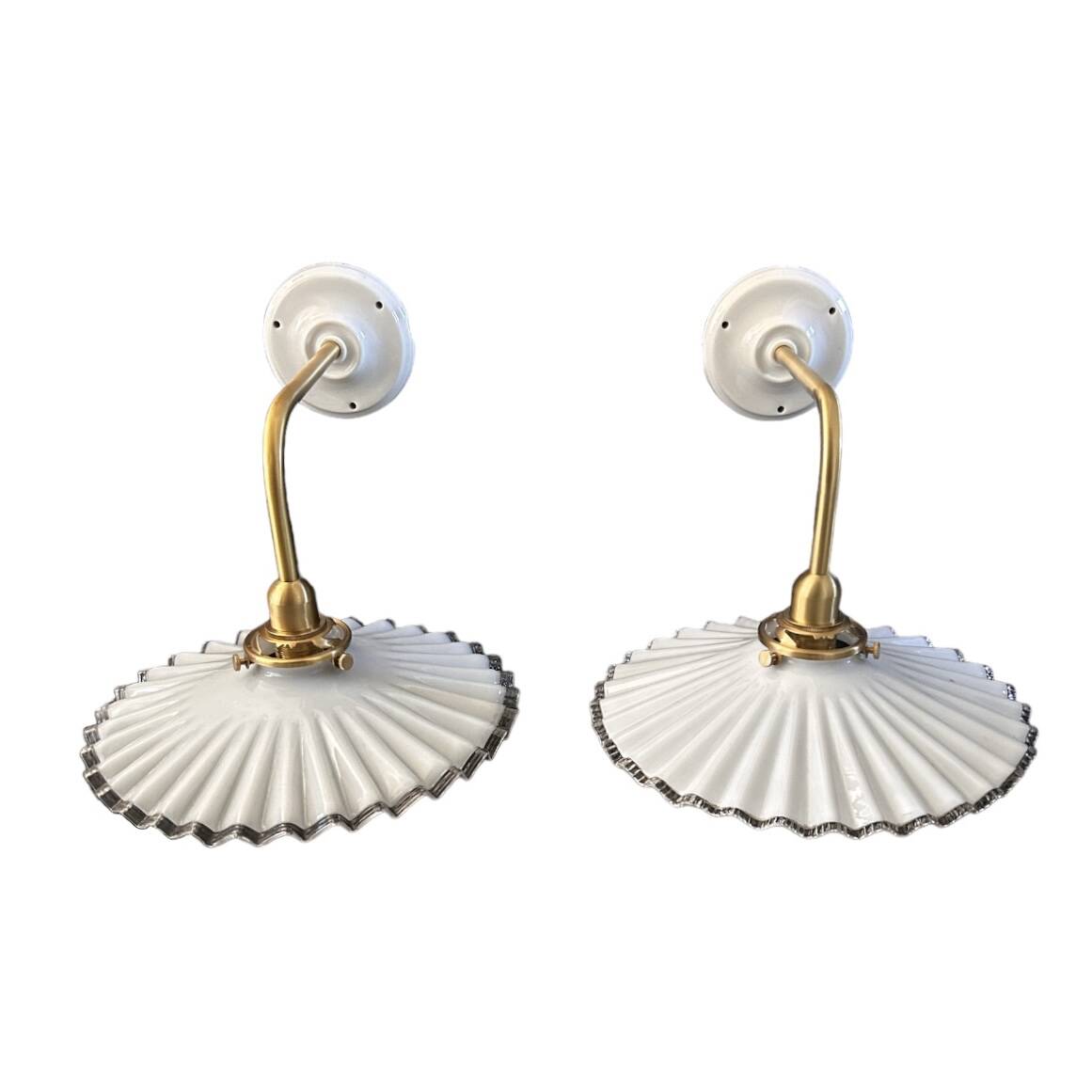 Paire d’appliques vintage en opaline plissée