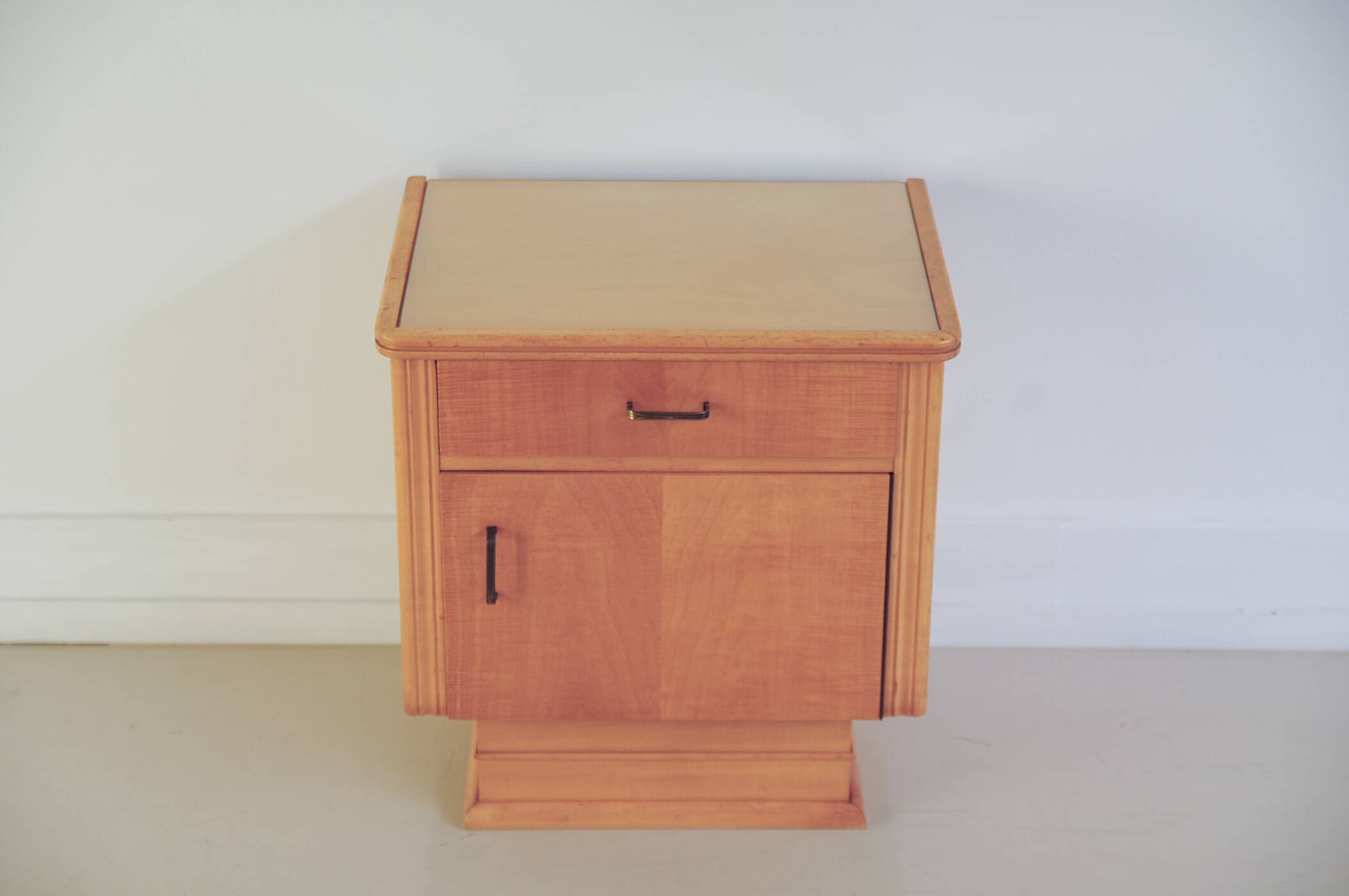 table de chevet vintage en bois clair
