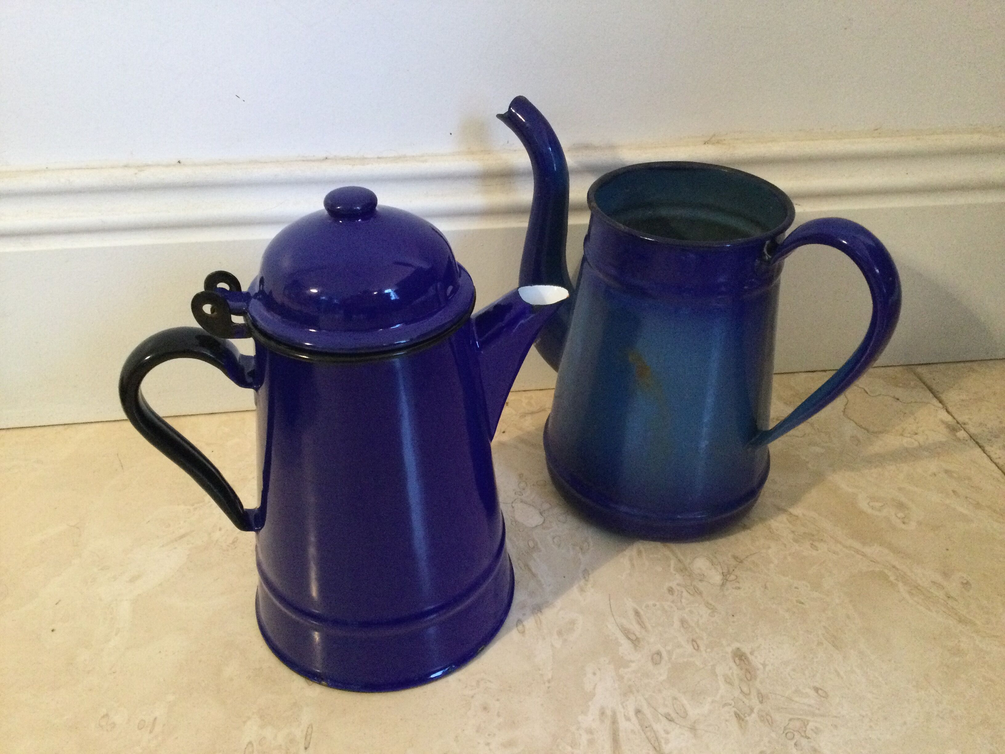 Cafetières en métal émaillées