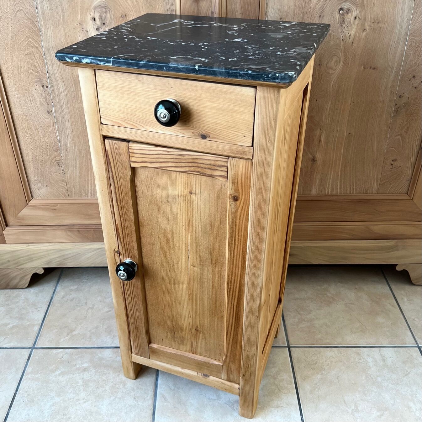 Furniture in raw wood and black marble