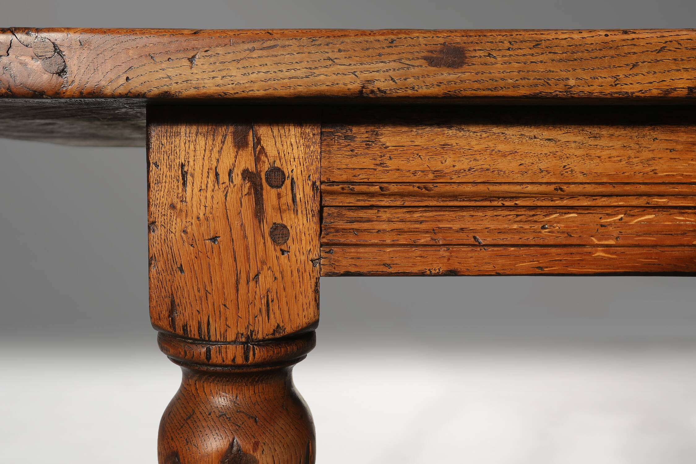 Table à manger française en chêne du XVIIIe siècle