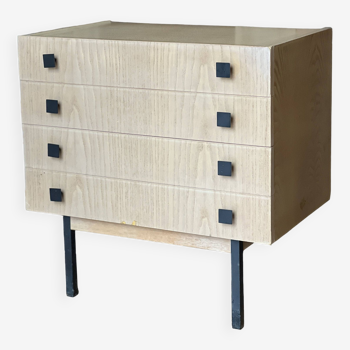 Small storage unit with drawers