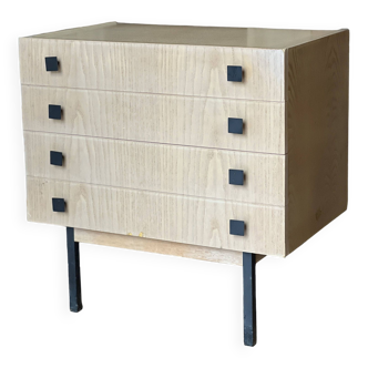 Small storage unit with drawers