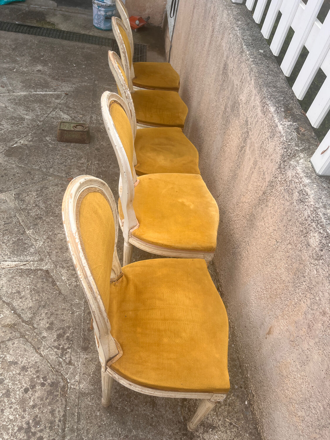 Lot de chaises style Louis à réparer