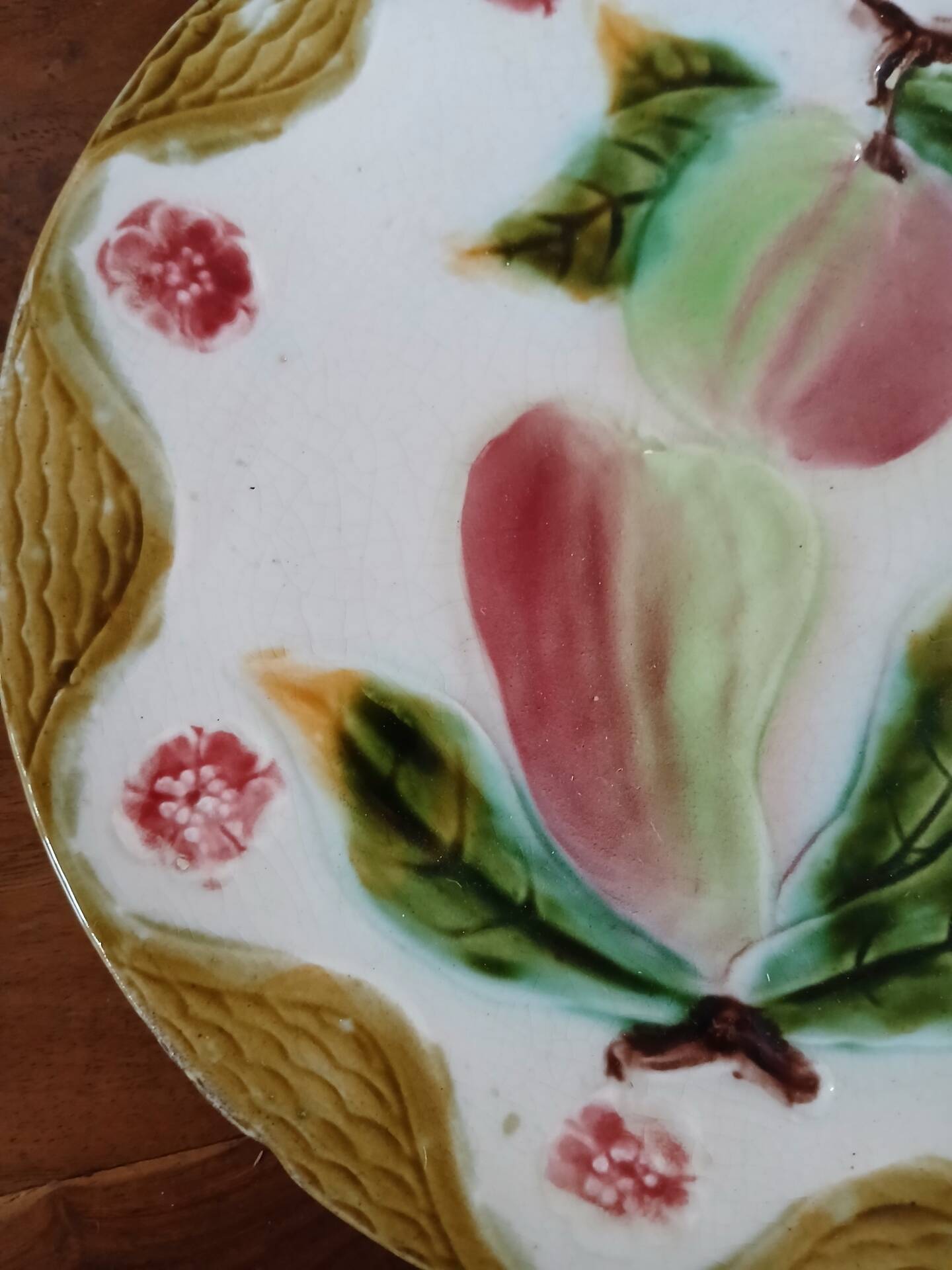 Assiette ancienne en barbotine