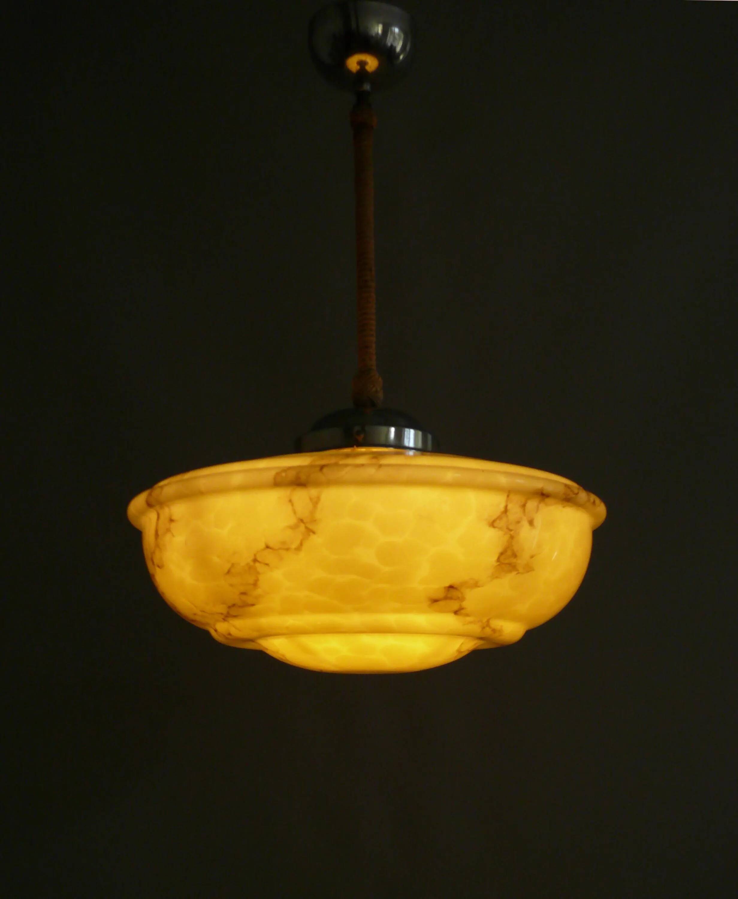 Suspension Art Déco, lampe suspendue avec abat-jour en verre beige et suspension chromée - vers 1930-1940