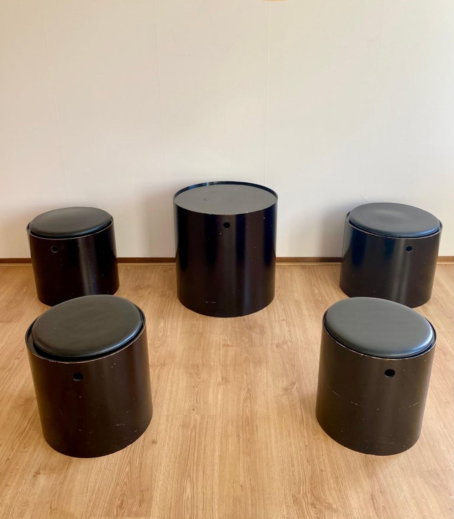 Lot de 5 tabourets et table d’appoint par Verner Panton, 1965