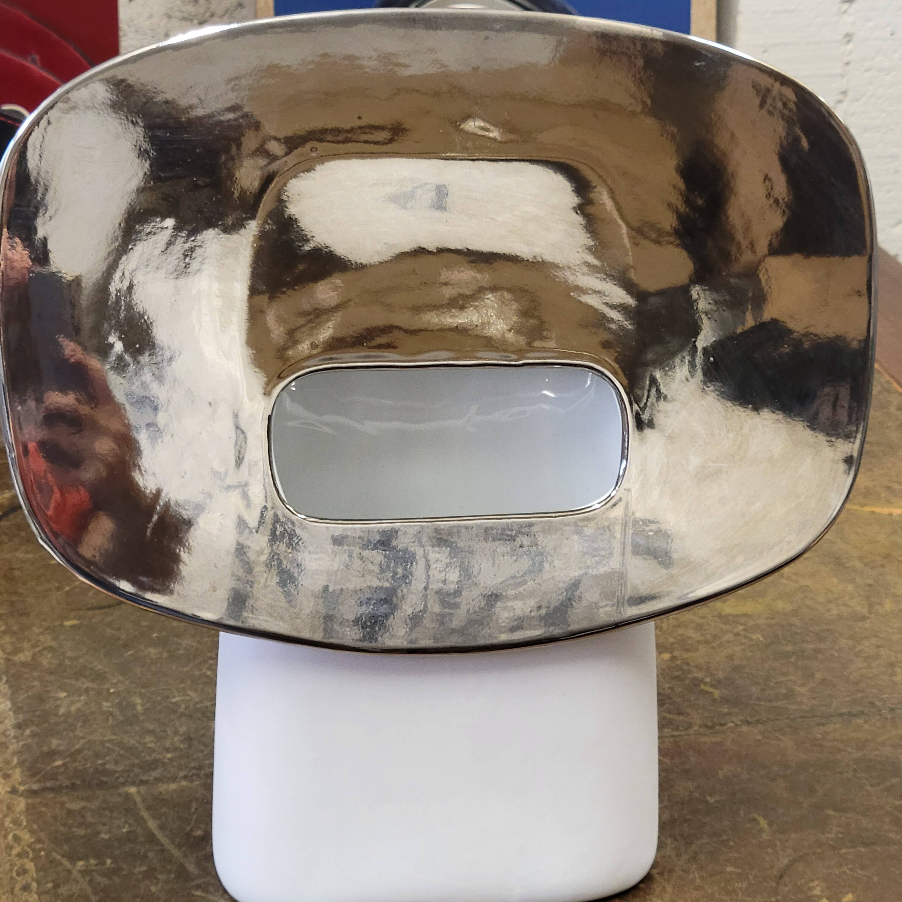 Vase design en porcelaine blanche et chromé