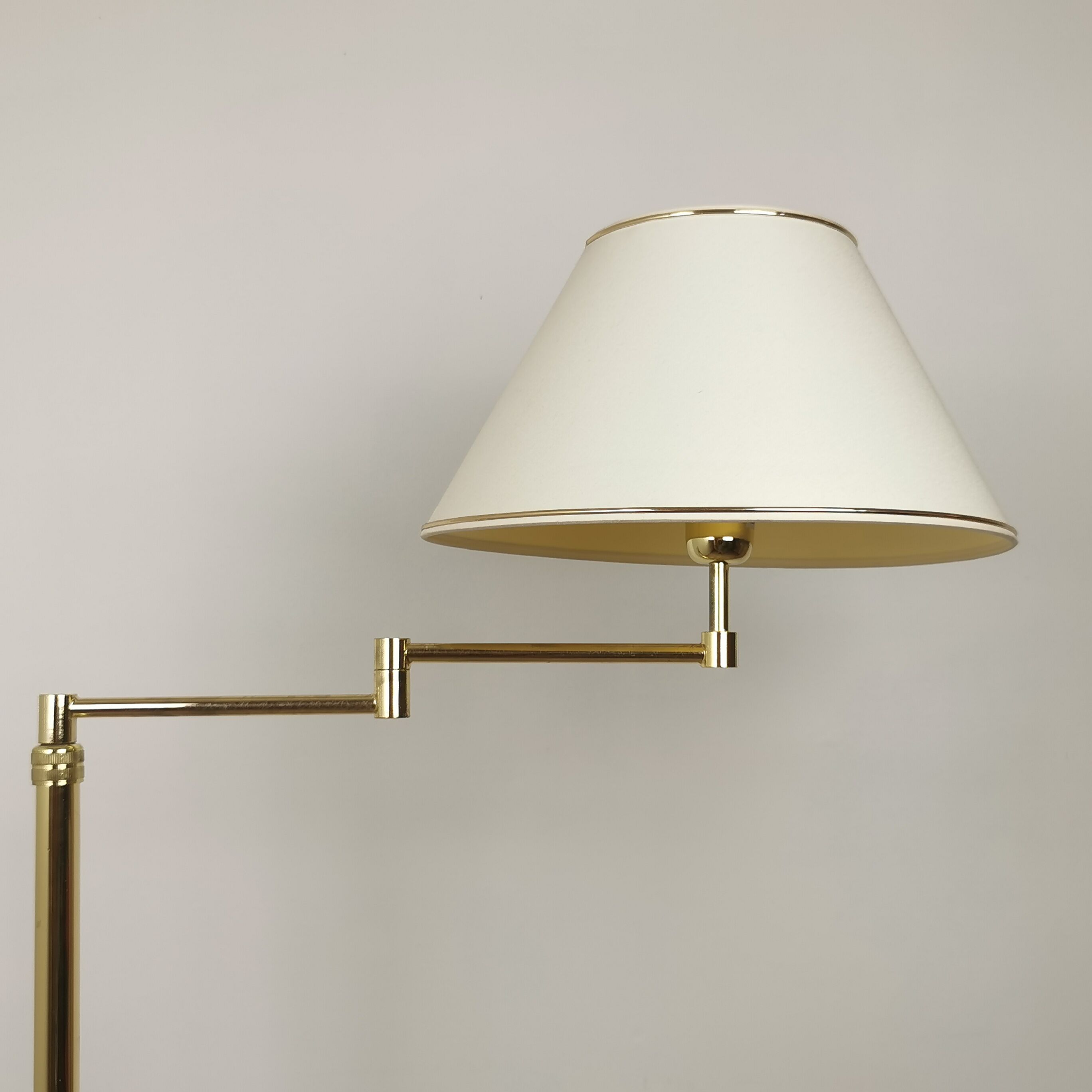 Articulated e-reader floor lamp