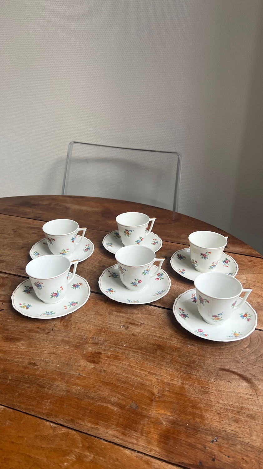 Service ancien à café/thé – tasses et soucoupes en porcelaine de Limoges.