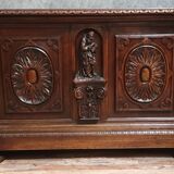 Coffre ancien style Renaissance en noyer massif richement sculpté