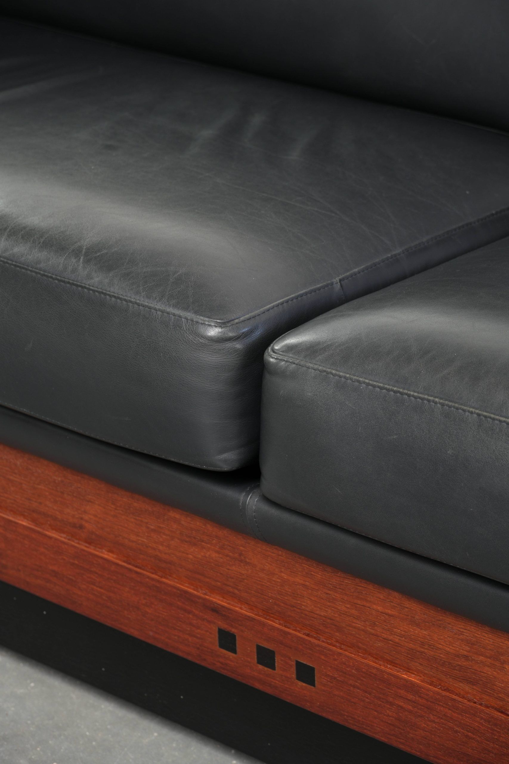 3-seater black cow leather sofa in timeless Art Deco design