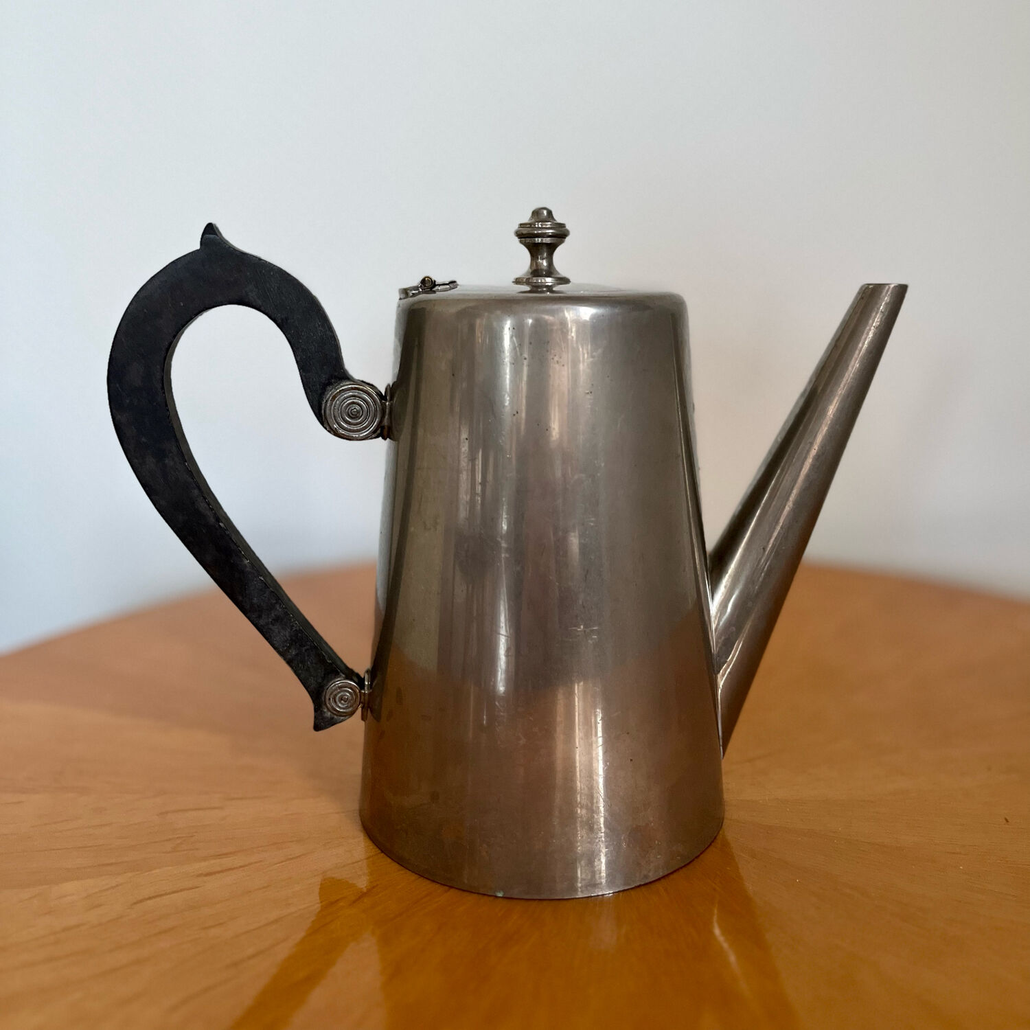 Cafetière Art Deco en métal argenté