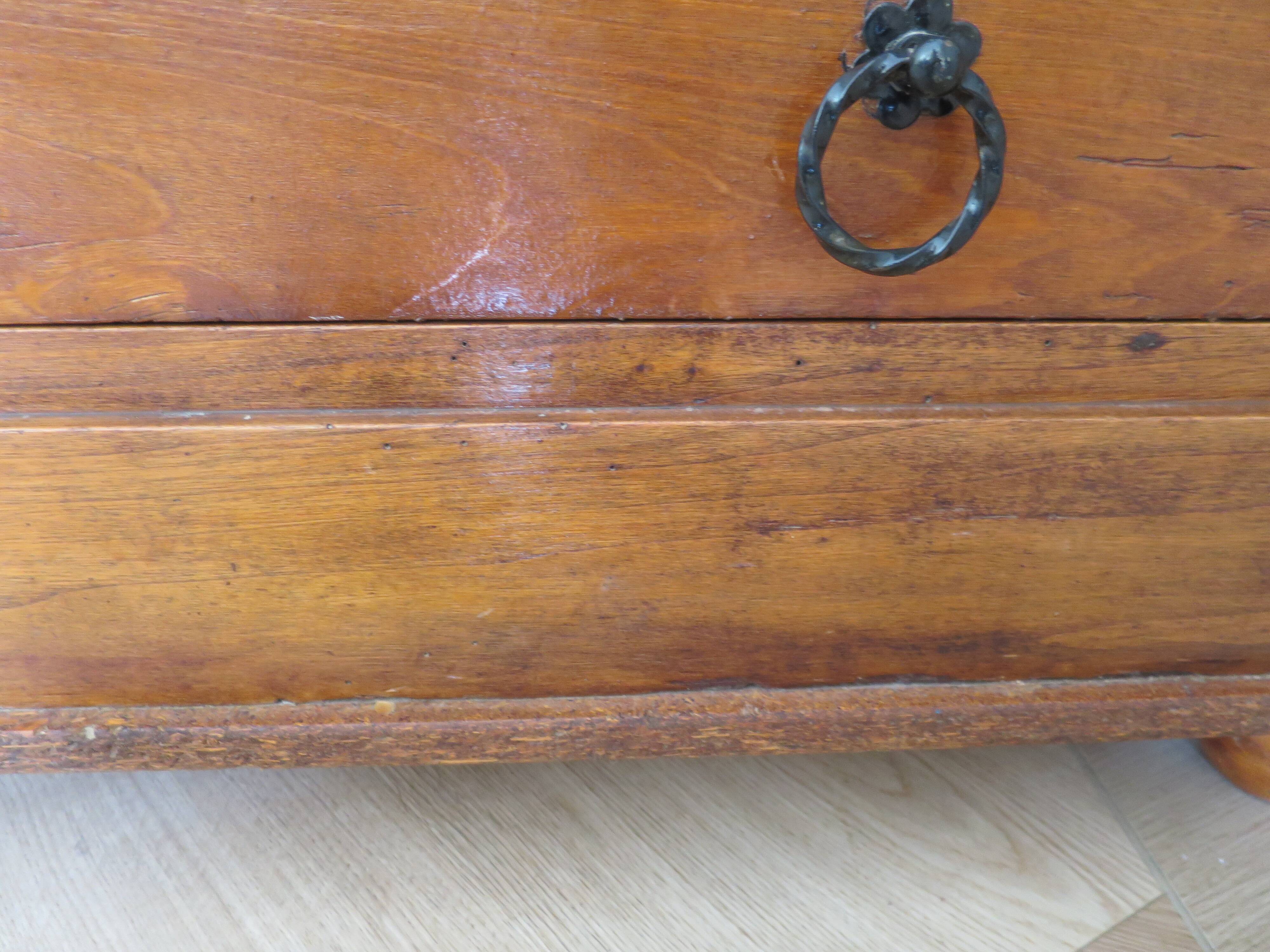Commode 4 tiroirs en bois massif, début XXème s.
