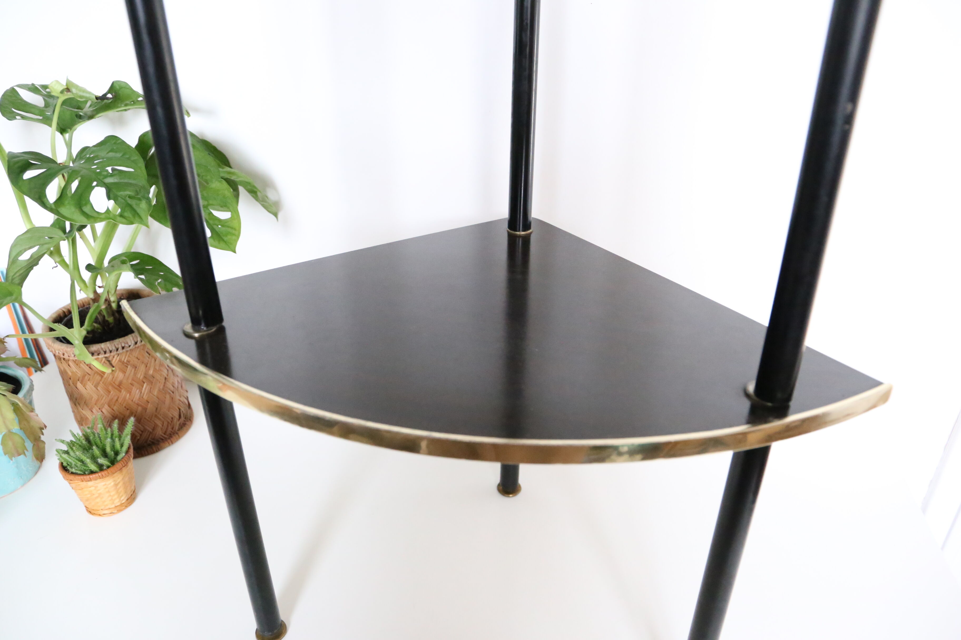 Angle shelf in formica