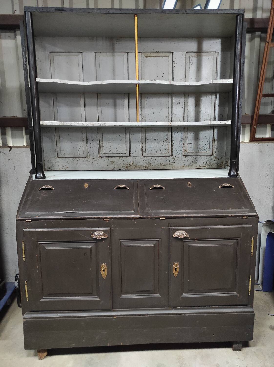 Buffet gris 1910 | Garde-manger ancien aux accents dorés