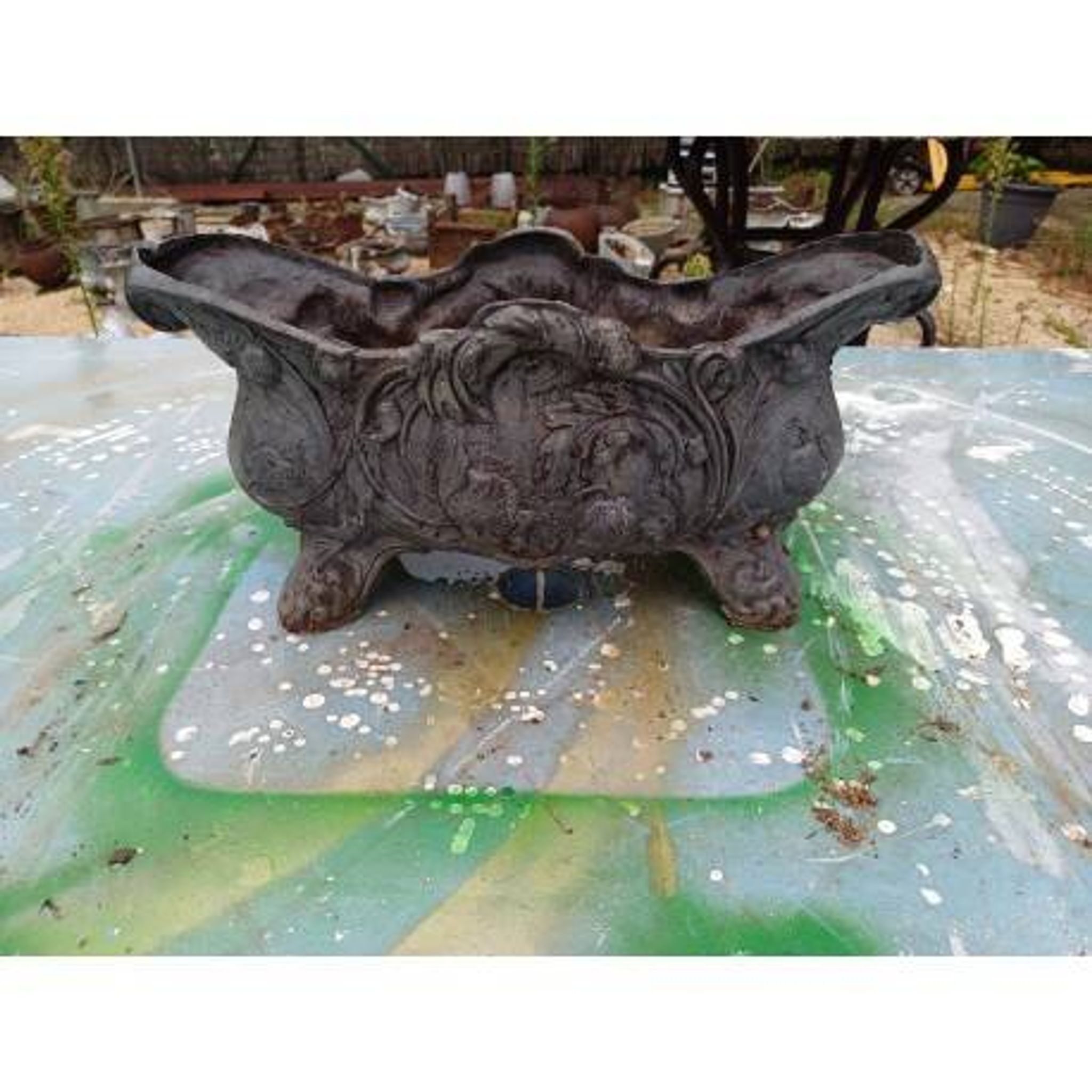 1 cast iron planter from 1900 from Charleville - Mézières