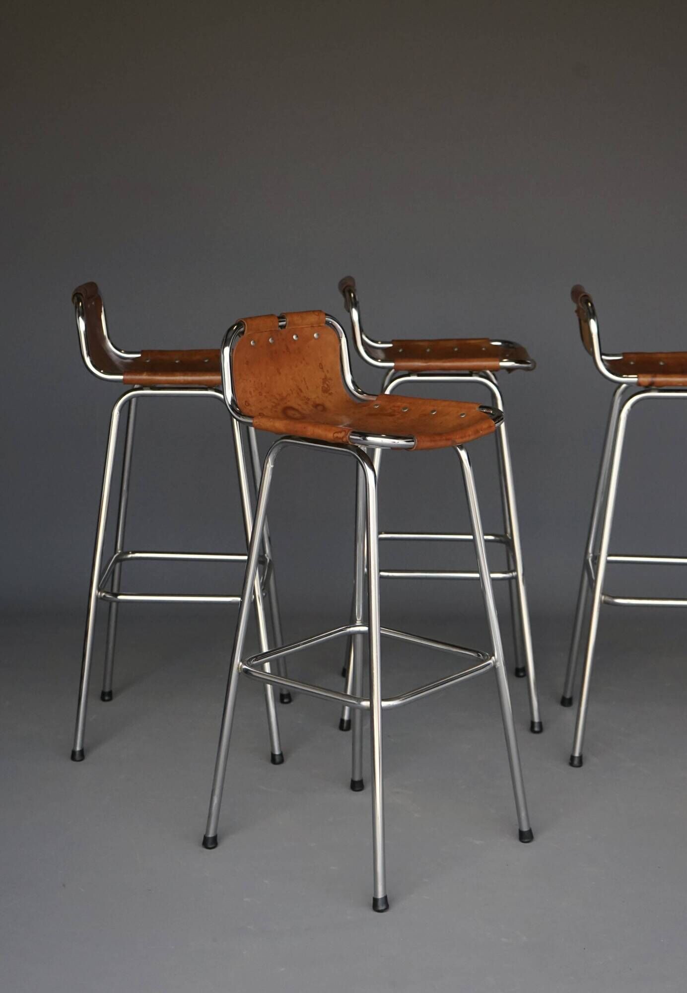 Tabourets de bar « Les Arcs » Dal Vera, sélectionnés par Charlotte Perriand. Lot de 4.