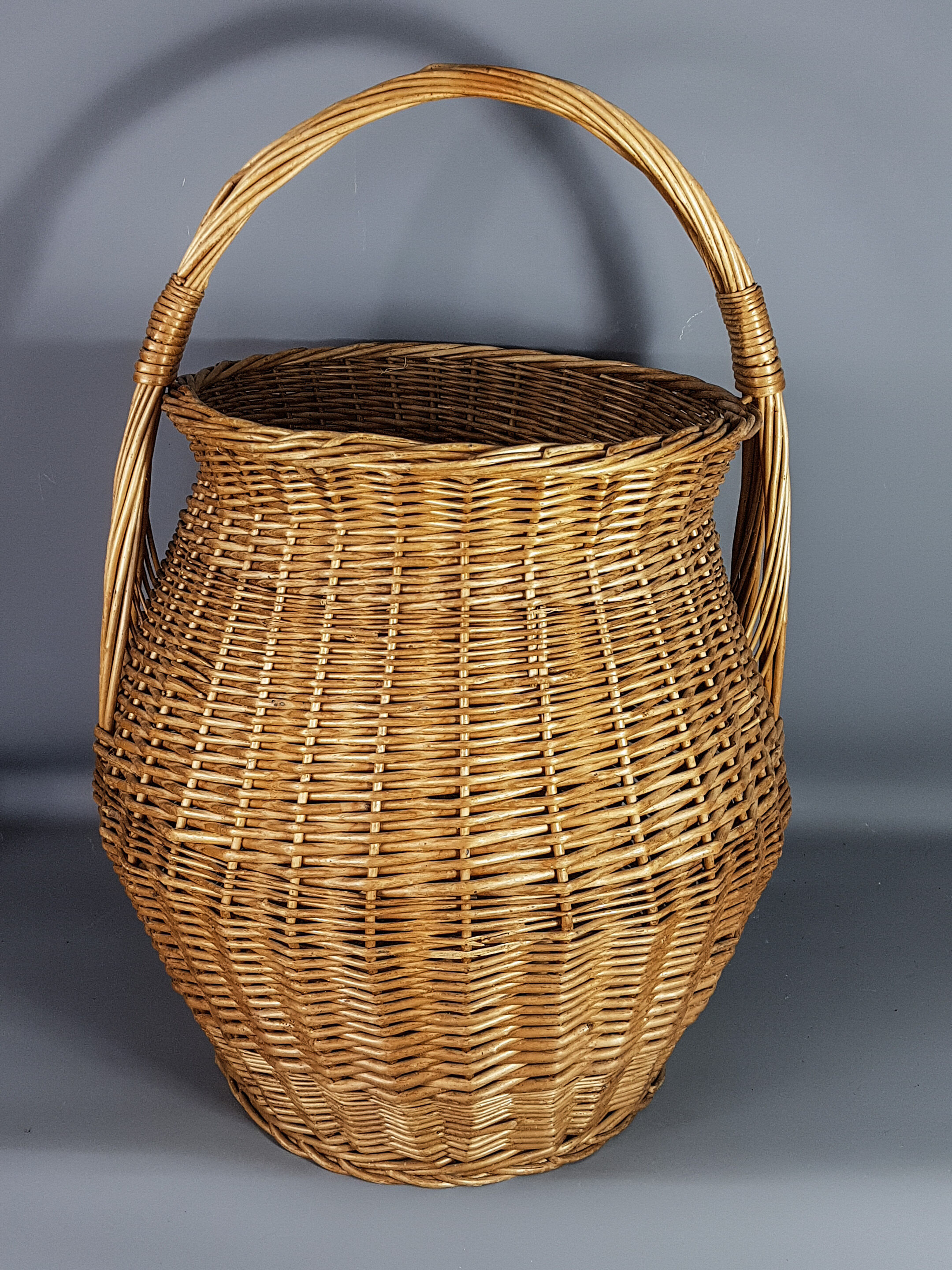 Large basket or basket in vintage rattan 60/70s. Very nice clean state.