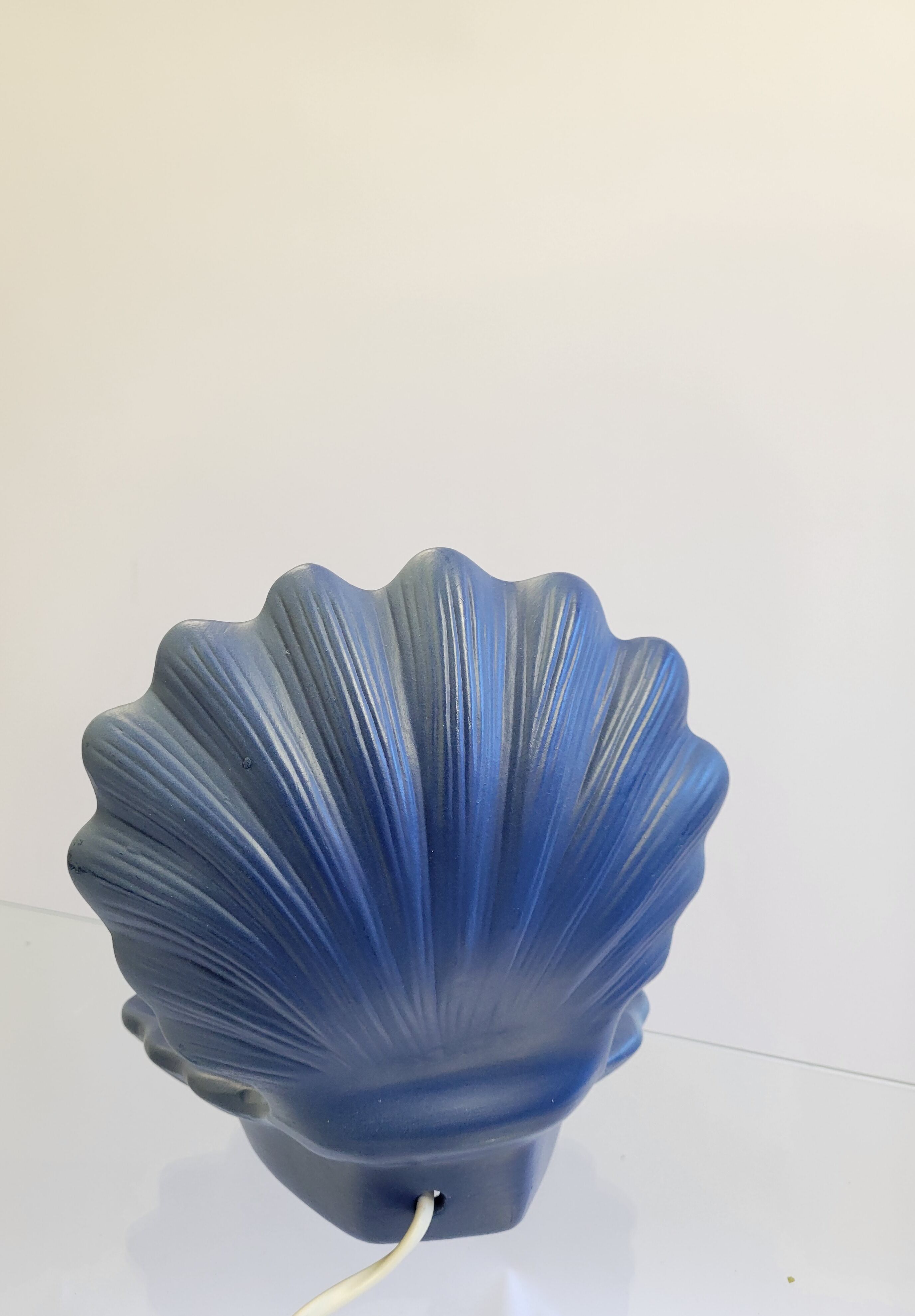 Shell lamp in blue and opaline ceramic
