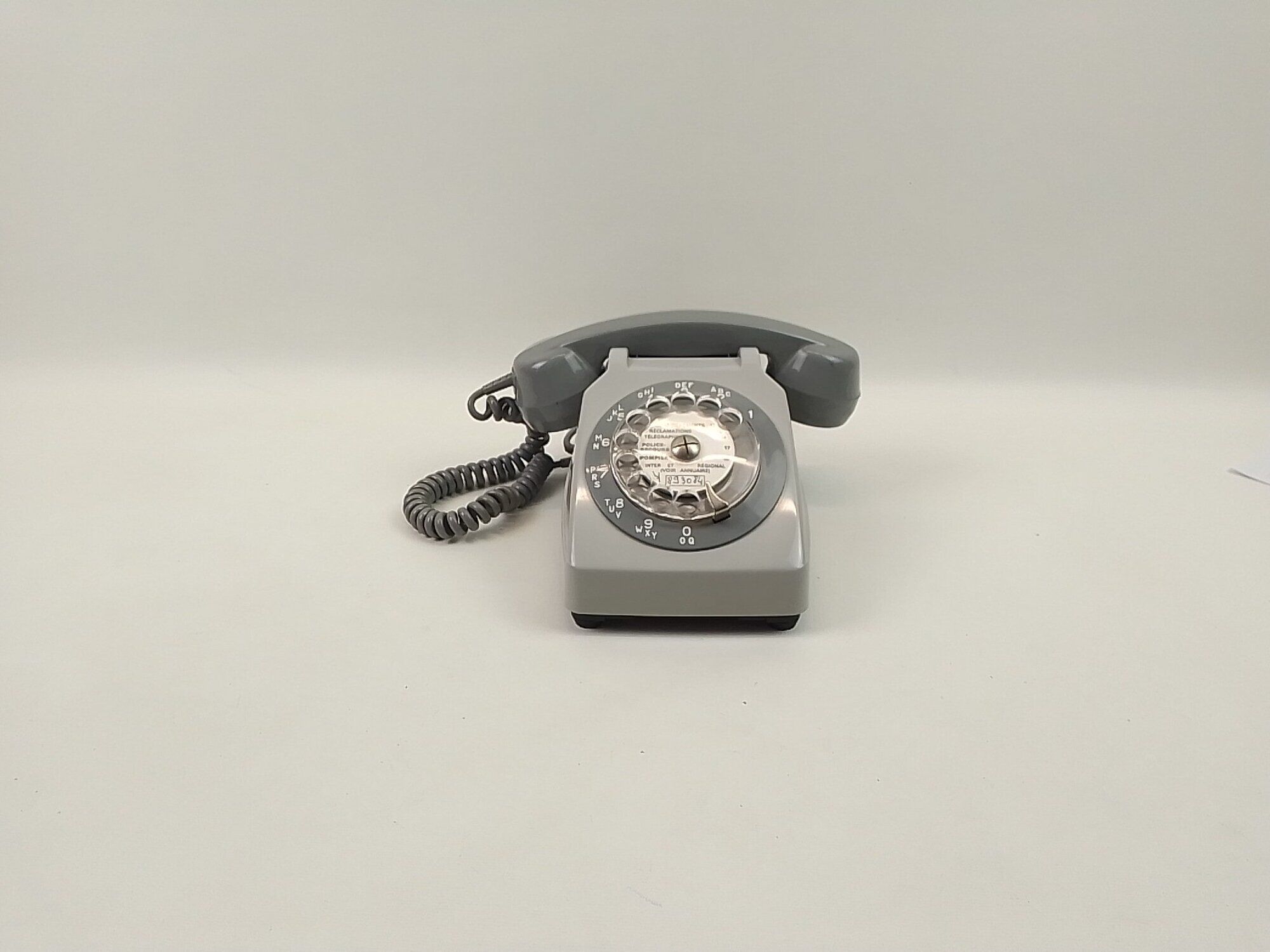 Téléphone à cadran gris Vintage Socotel S63