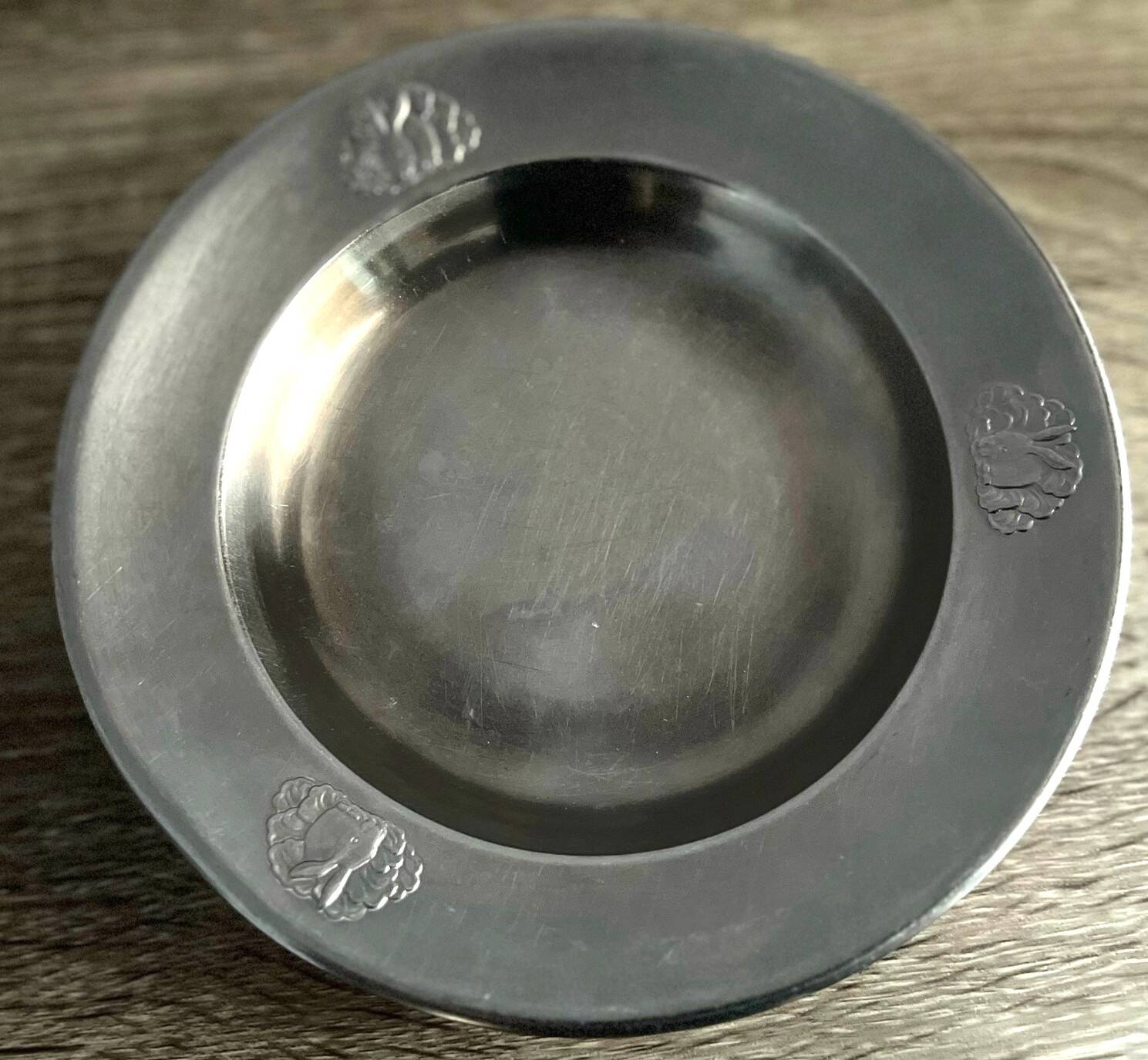2 plates and 2 silver-plated metal cups by Gero Zilmeta with rabbit designs.